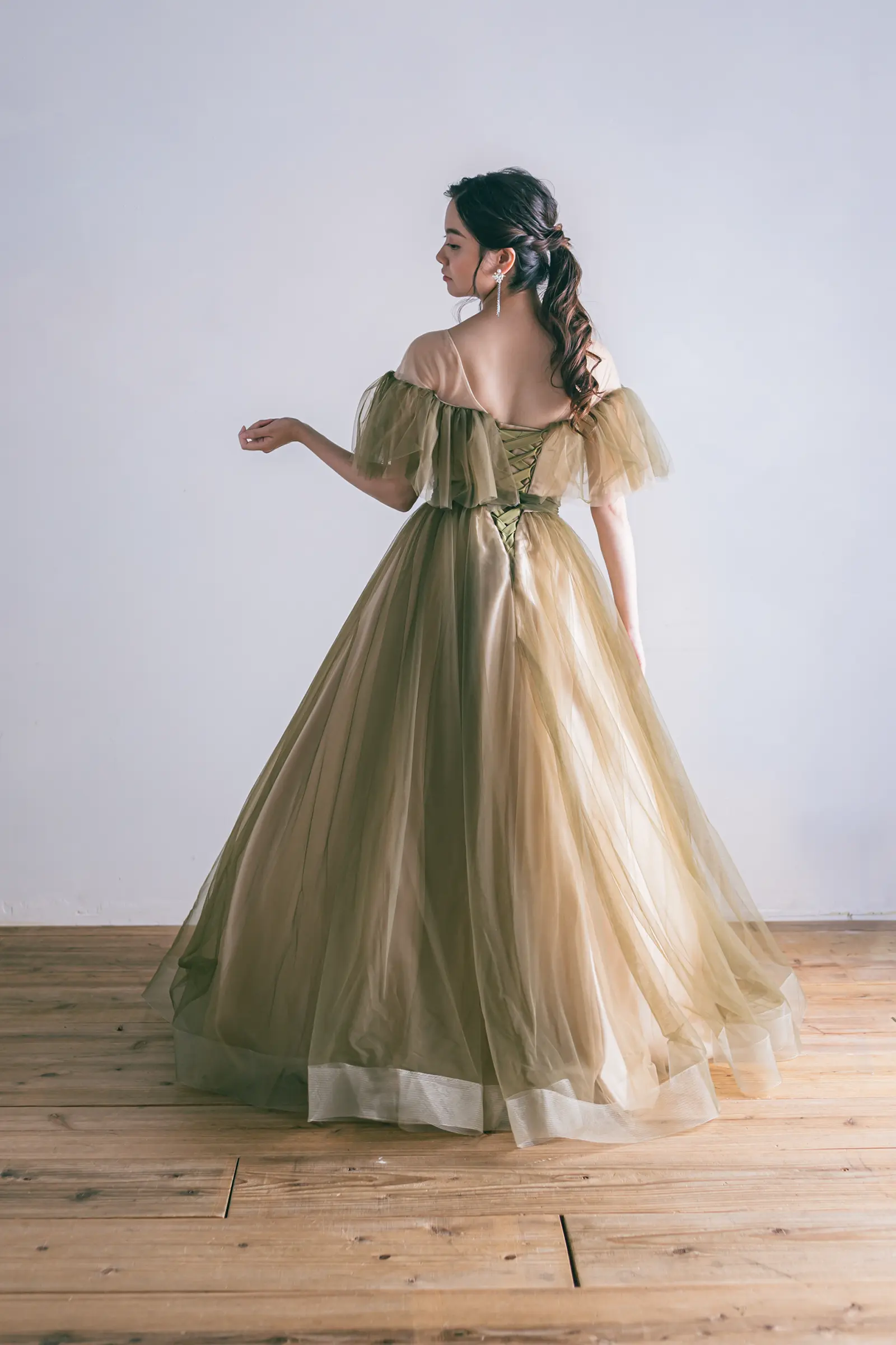 Jellish（ジェリッシュ）のアッシュグリーンドレス。背中のリボンがアクセントのバックスタイル。