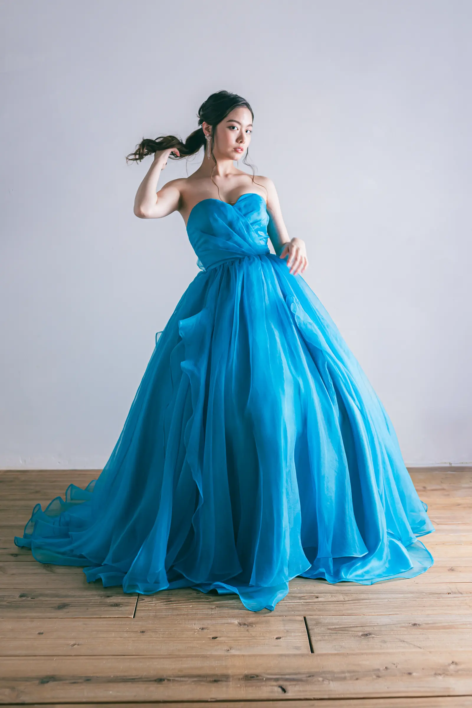 鮮やかなターコイズブルーのカラードレス。胸元のハートカットがデコルテを綺麗に見せる、Aラインのフォトウェディング用ドレス。