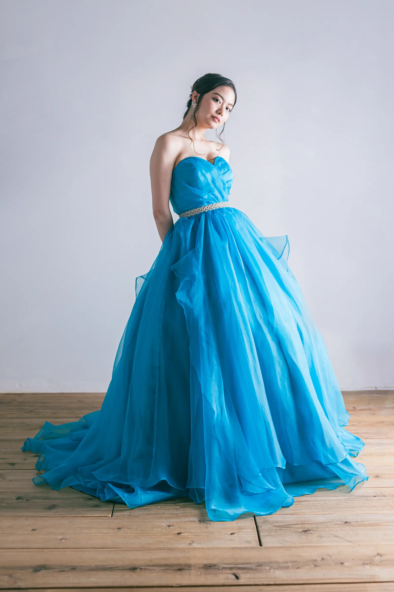 ビジューベルトでウエストマークした、ターコイズブルーのカラードレス。華やかさがプラスされた、スタイルアップ見えするウェディングフォト用ドレス。