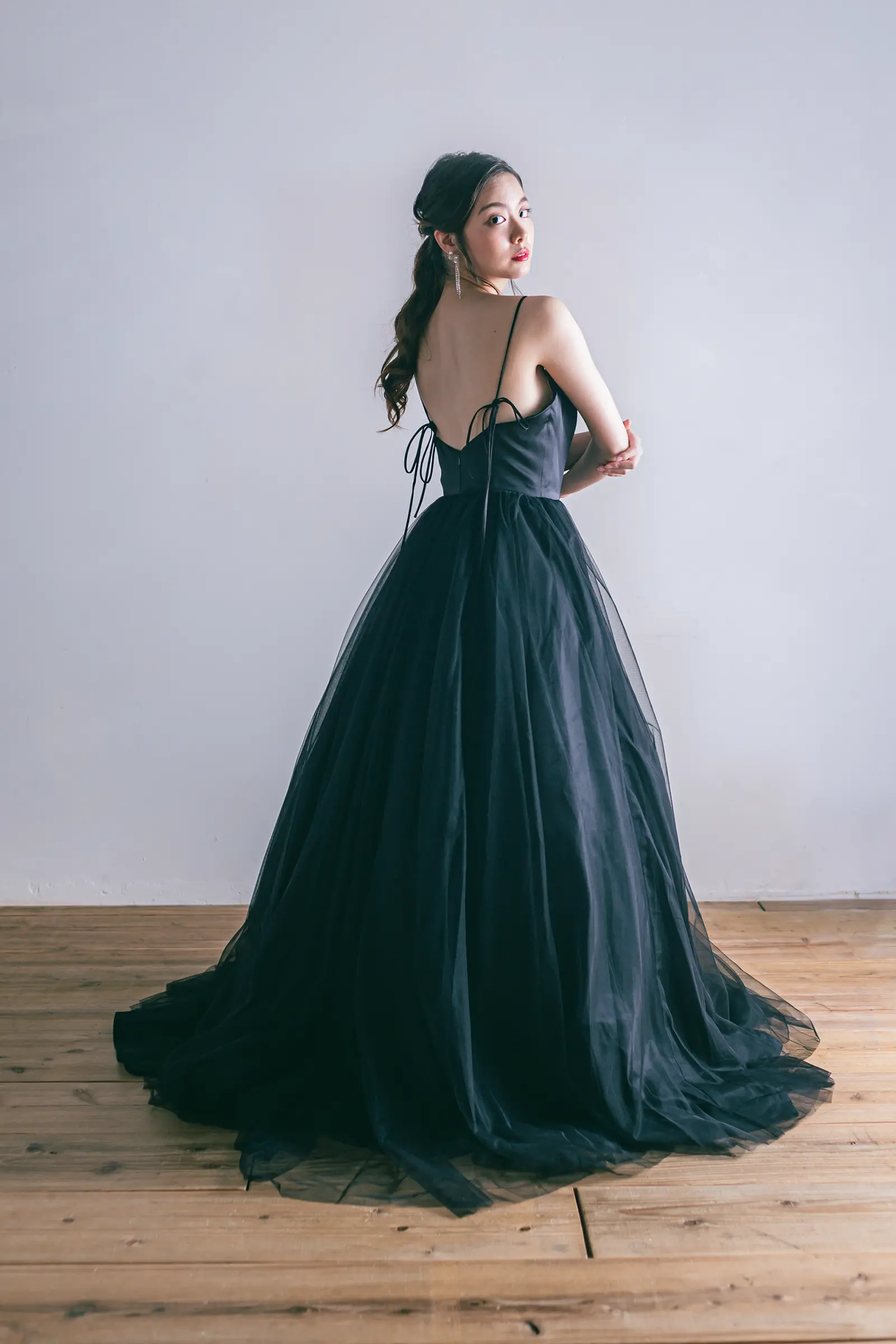 Jellish（ジェリッシュ）のブラックチュールドレス。ファスナー仕様のスッキリとしたバックスタイル。