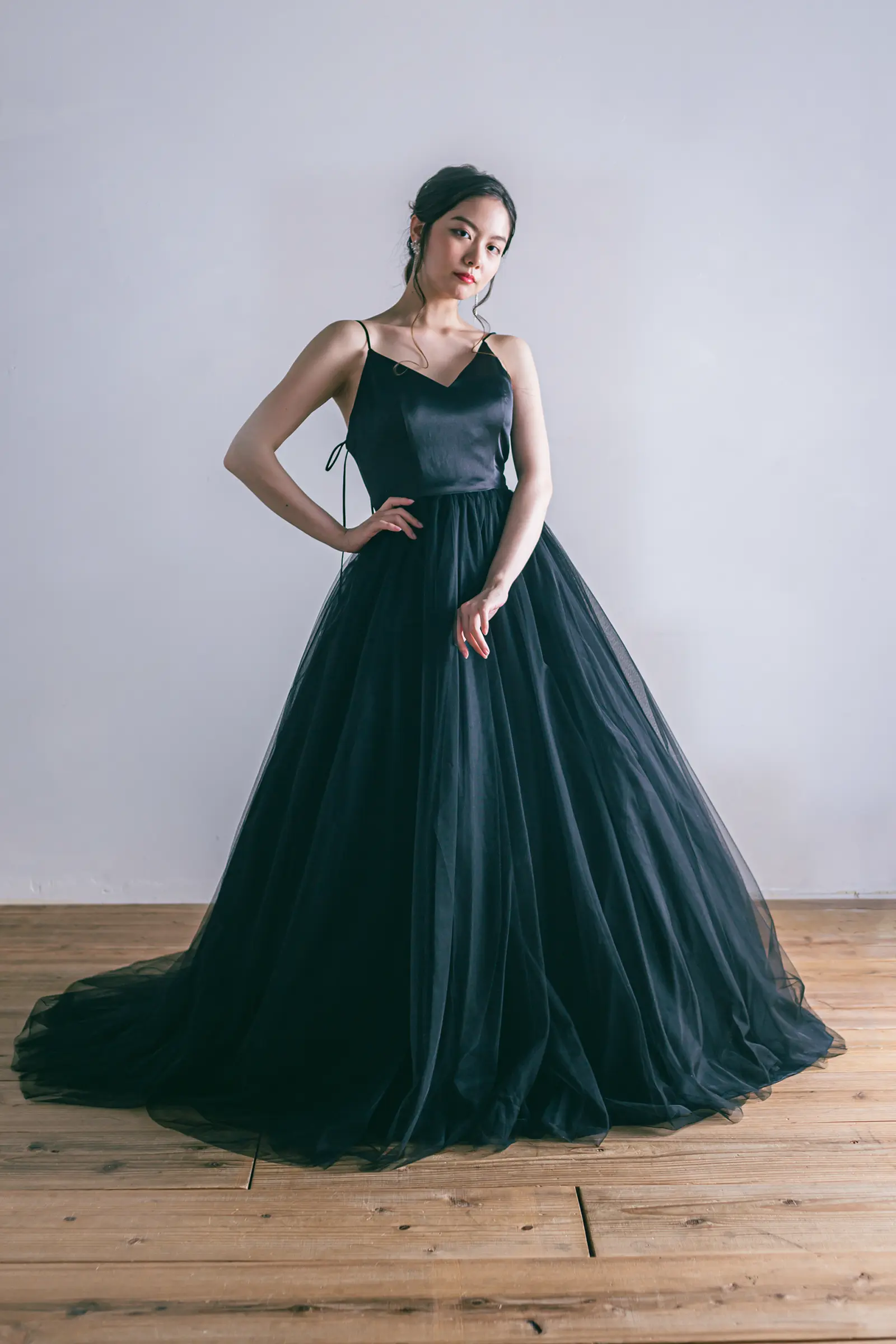 フォトジェリッシュのブラックチュールドレス。チュールの重なりが美しいハートカットのフロントスタイル。