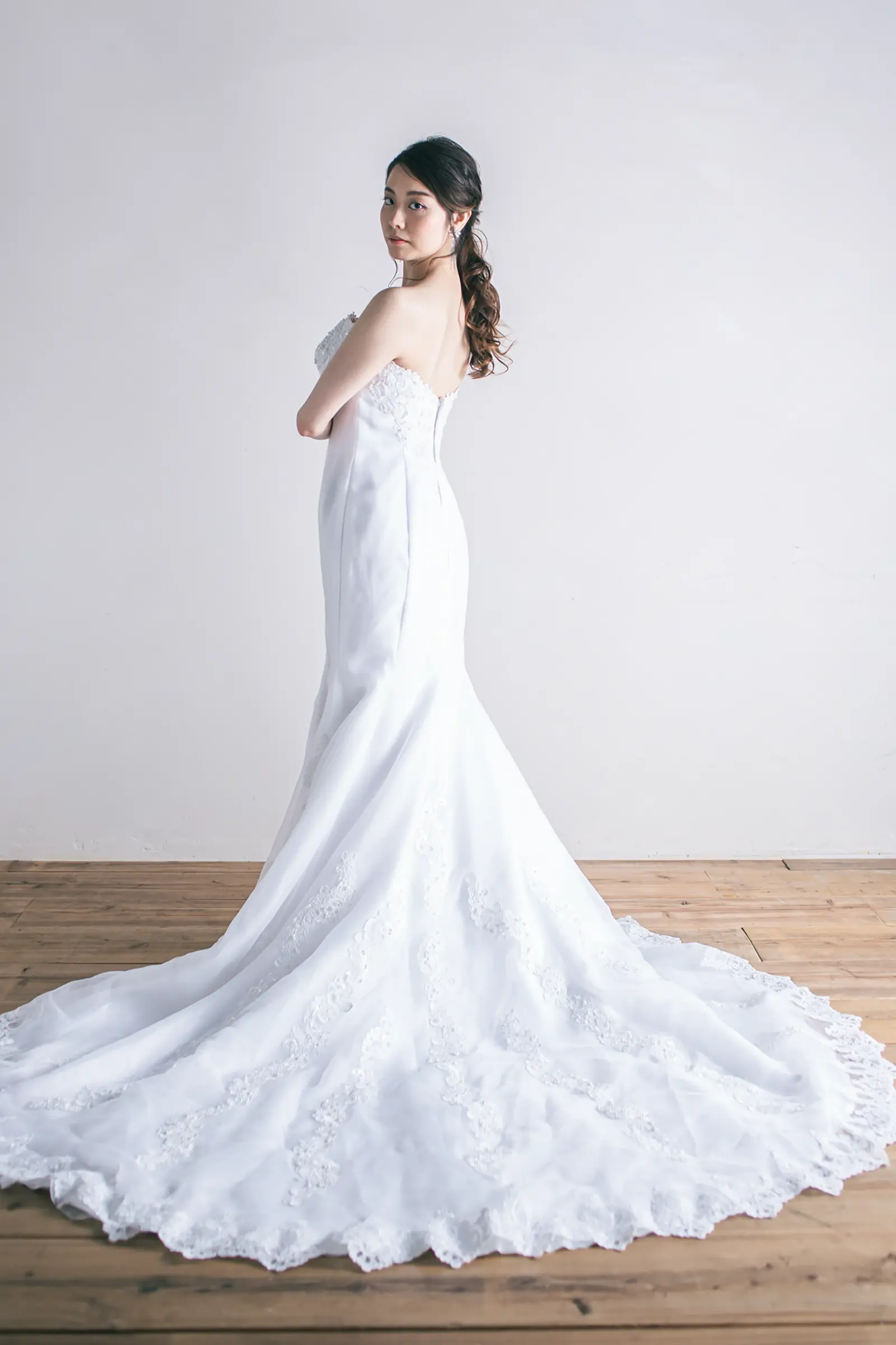 Jellish（ジェリッシュ）のVバックマーメイドドレス。チャペルや階段でドラマチックに広がるバックスタイル。