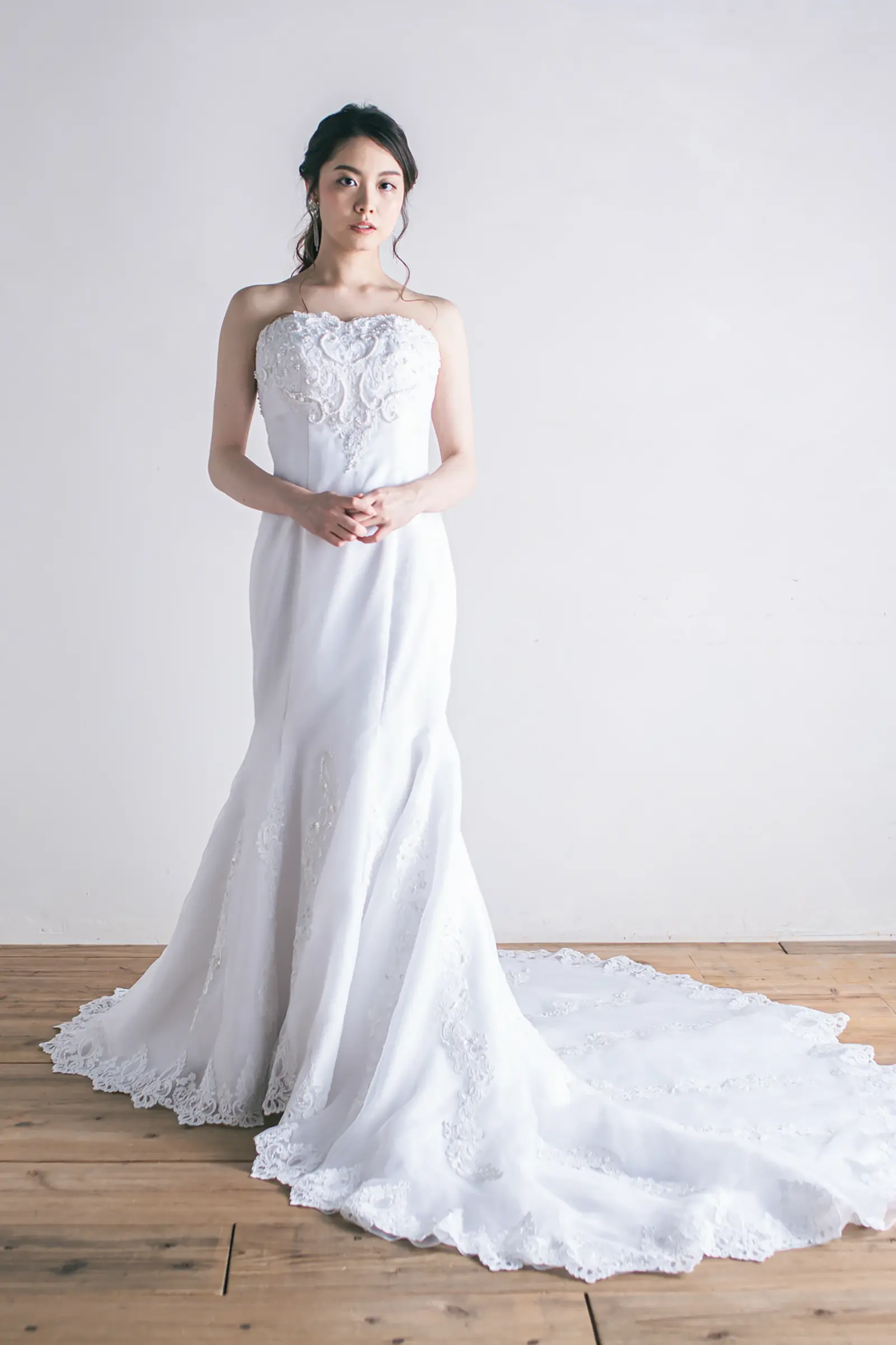 Jellish（ジェリッシュ）の刺繍マーメイドドレス。横浜や金沢の洋館に映える、優雅で華やかなフロントスタイル。