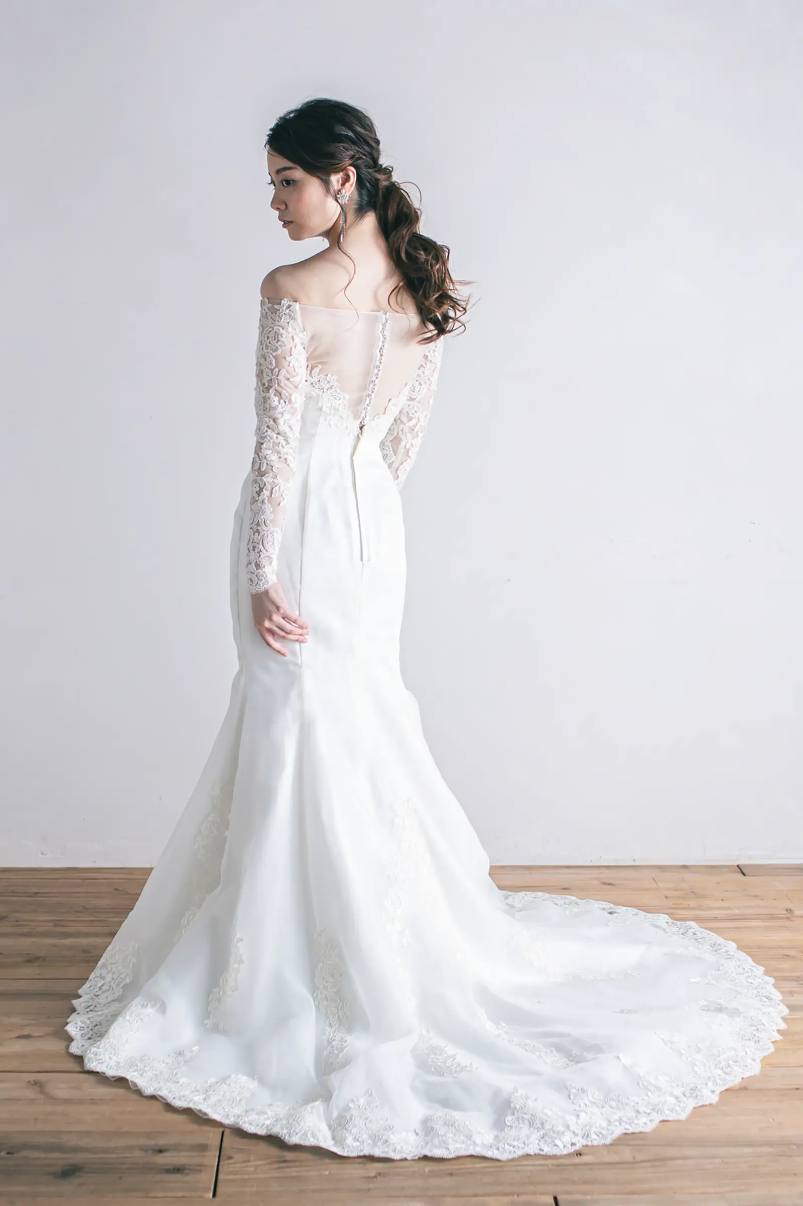 Jellish（ジェリッシュ）のファスナー仕様マーメイドドレス。チャペルやベイエリアで美しく広がるバックスタイル。