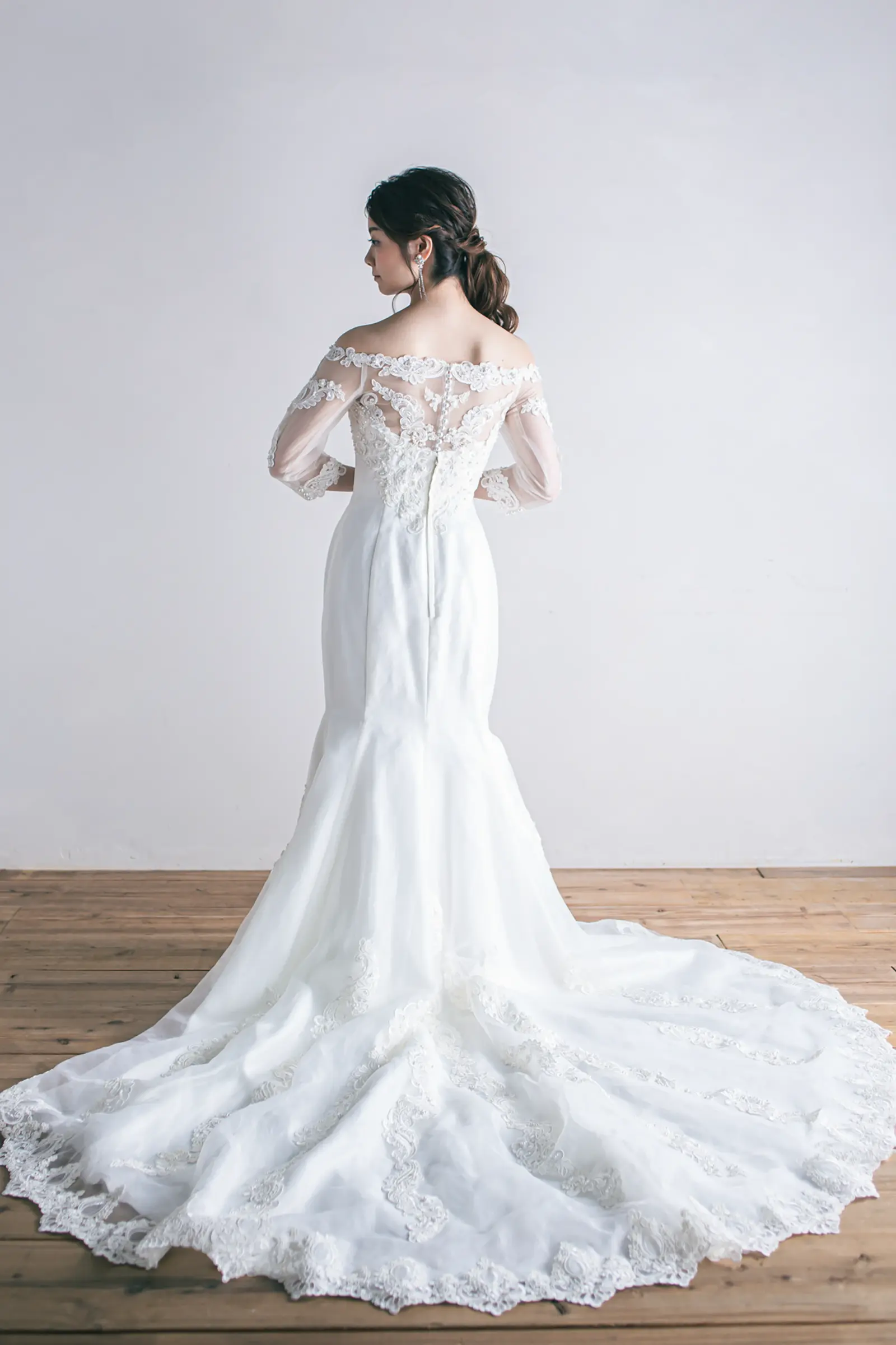 Jellish（ジェリッシュ）のファスナー仕様マーメイドドレス。自然光の下でふんわりと広がるチュールのバックスタイル。