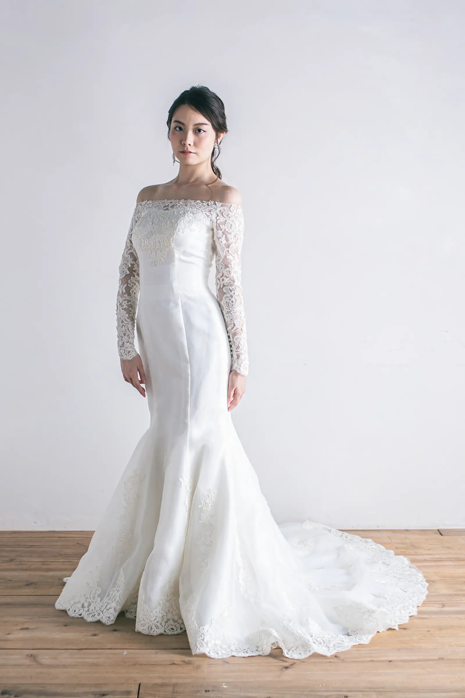 Jellish（ジェリッシュ）のソフトチュールマーメイドドレス。ビーチやガーデンに映える、軽やかでエレガントなフロントスタイル。