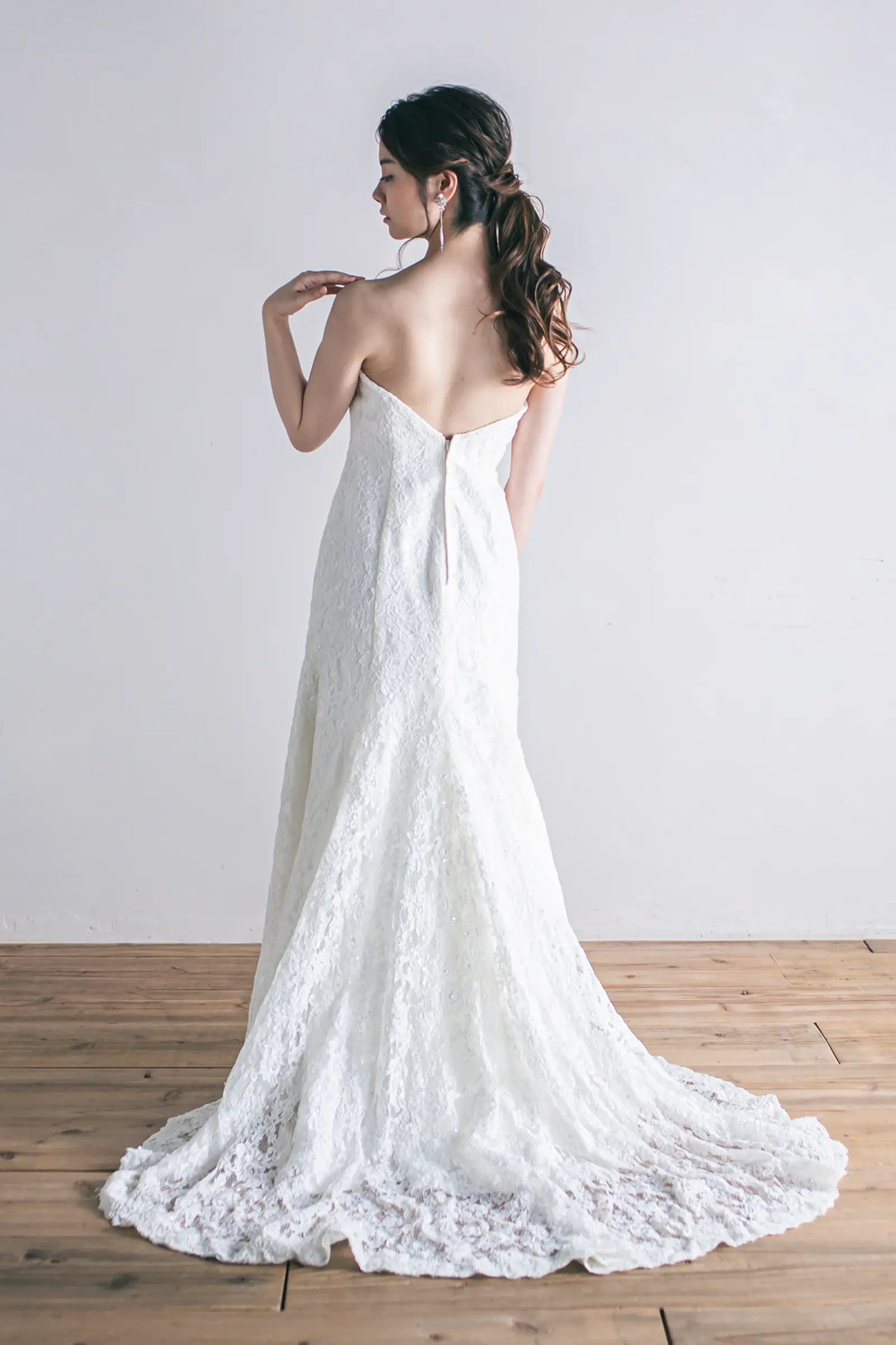 Jellish（ジェリッシュ）のファスナー仕様マーメイドドレス。都会的な空間でしなやかに流れるバックスタイル。