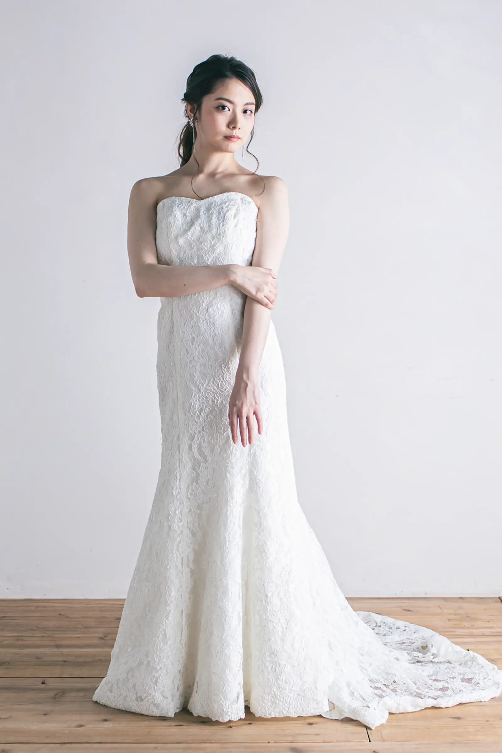 Jellish（ジェリッシュ）のシンプルなマーメイドドレス。横浜のシティロケーションやモダンな洋館に映えるフロントスタイル。