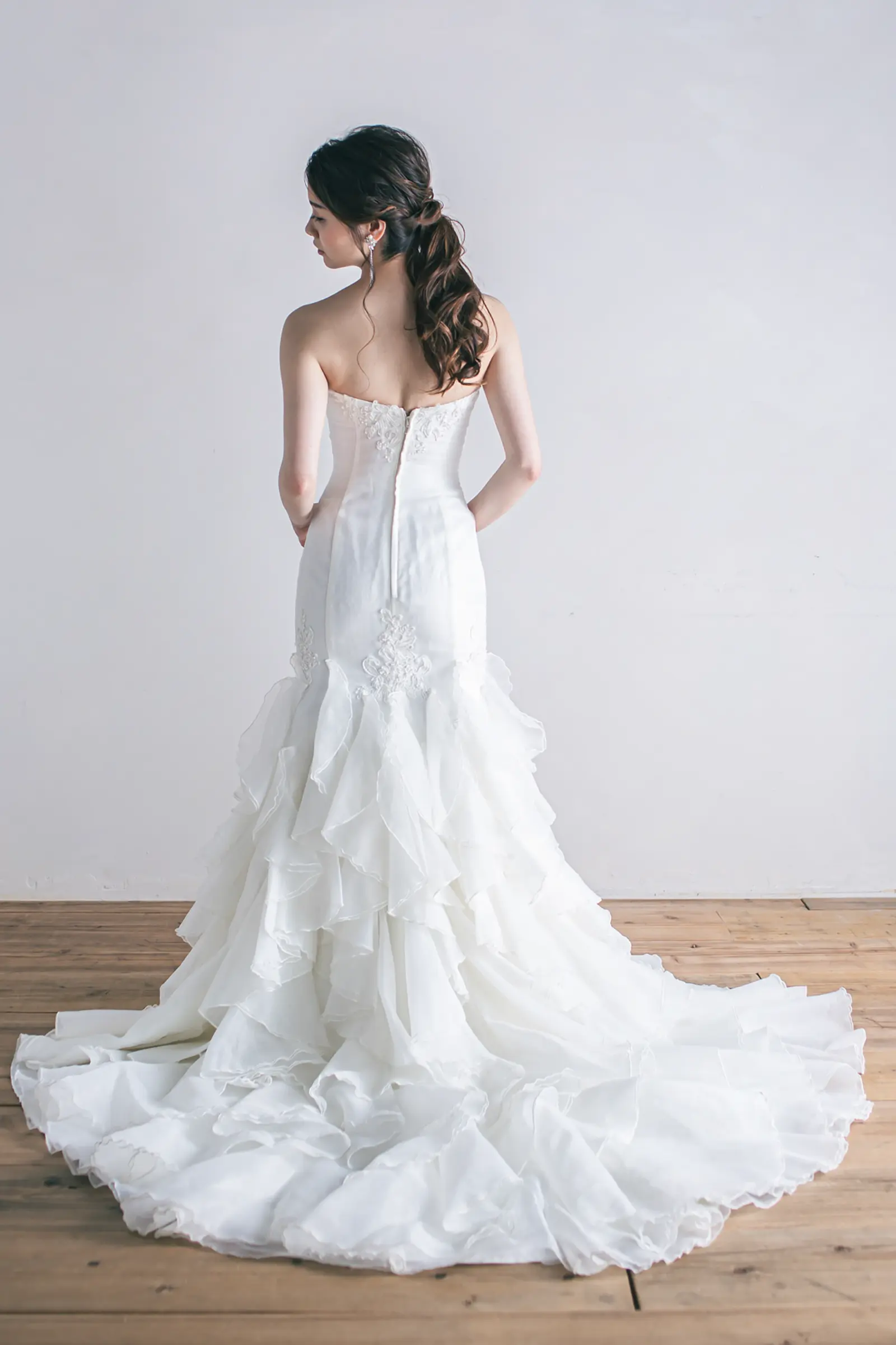 Jellish（ジェリッシュ）のバックコンシャスなマーメイドドレス。チャペルや階段で透け感のあるトレーンが美しく広がるバックスタイル。