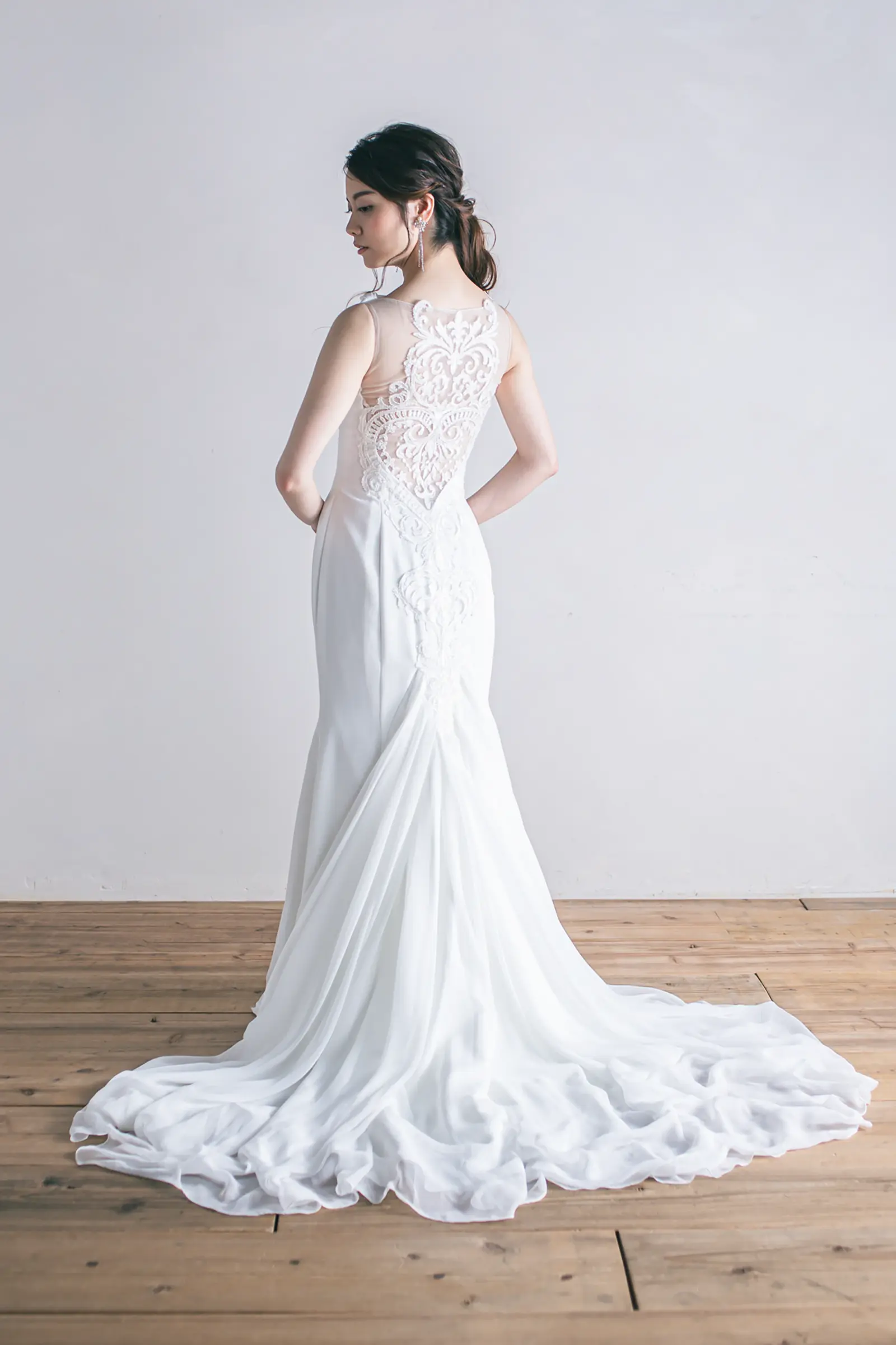 Jellish（ジェリッシュ）のファスナー仕様マーメイドドレス。チャペルや階段で優雅に広がるチュールのバックスタイル。