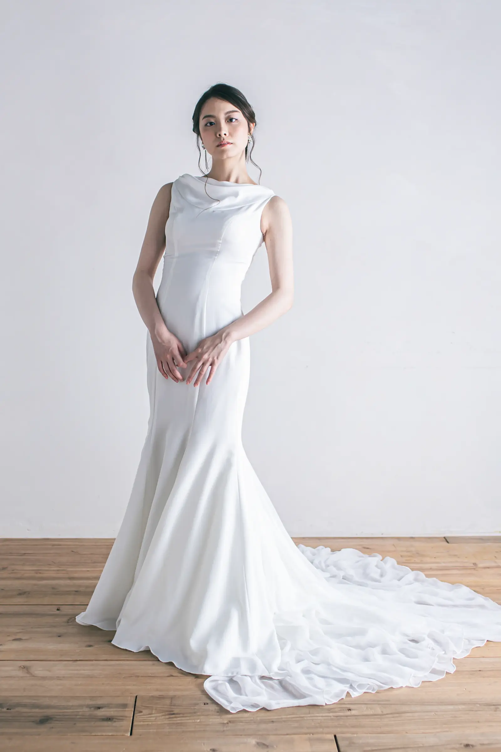 Jellish（ジェリッシュ）の大柄刺繍マーメイドドレス。横浜や金沢の洋館に映える、華やかで洗練されたフロントスタイル。