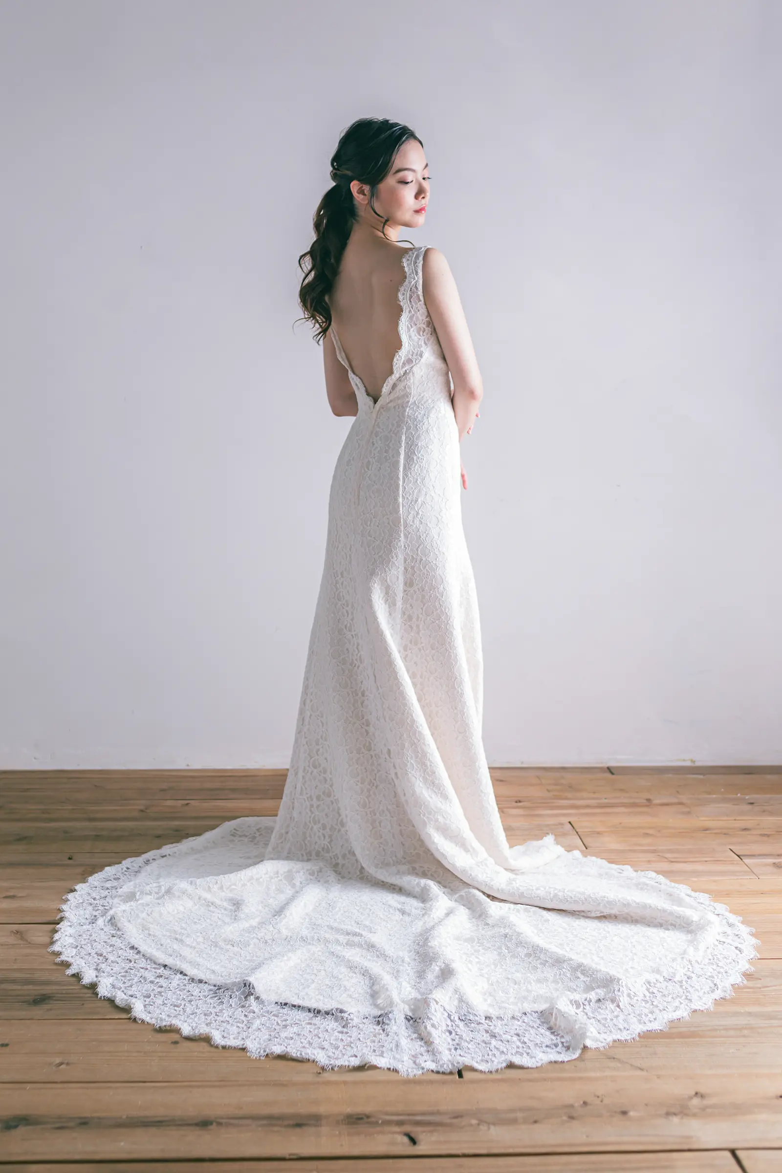 Jellish（ジェリッシュ）のファスナー仕様マーメイドドレス。チャペルや大階段で美しく広がるチュールのバックスタイル。