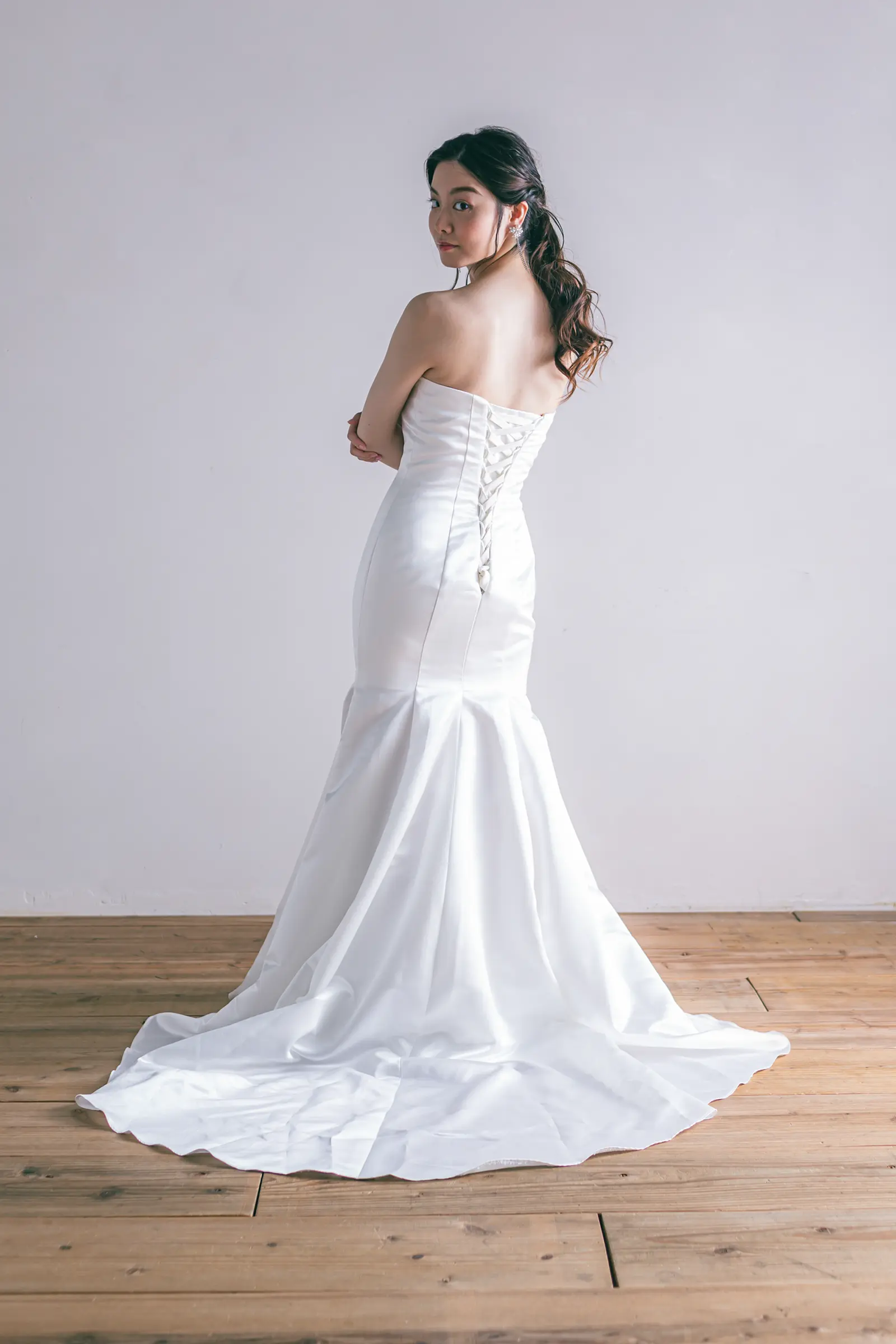 Jellish（ジェリッシュ）の編み上げマーメイドドレス。サイズ調整が可能なバックスタイル。