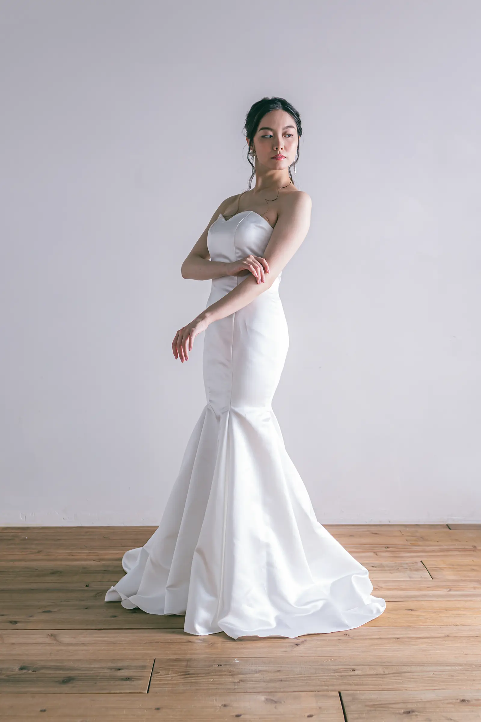 Jellish（ジェリッシュ）の刺繍マーメイドドレス。横浜や金沢の洋館に映える、エレガントなフロントスタイル。