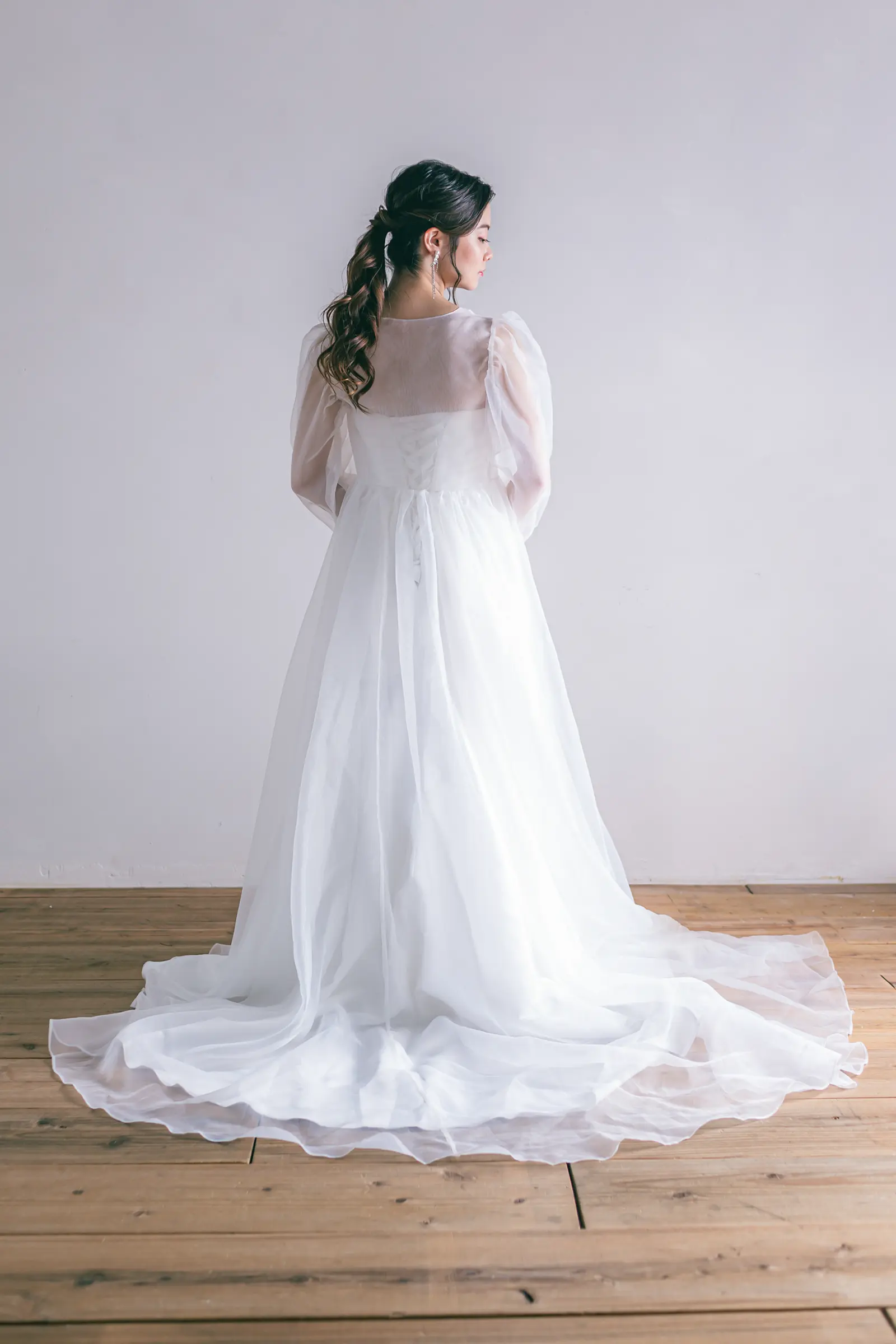 Jellish（ジェリッシュ）のオフショルダーアレンジ時の後ろ姿。背中まで続くロールカラーが気品を添えるスタイル。