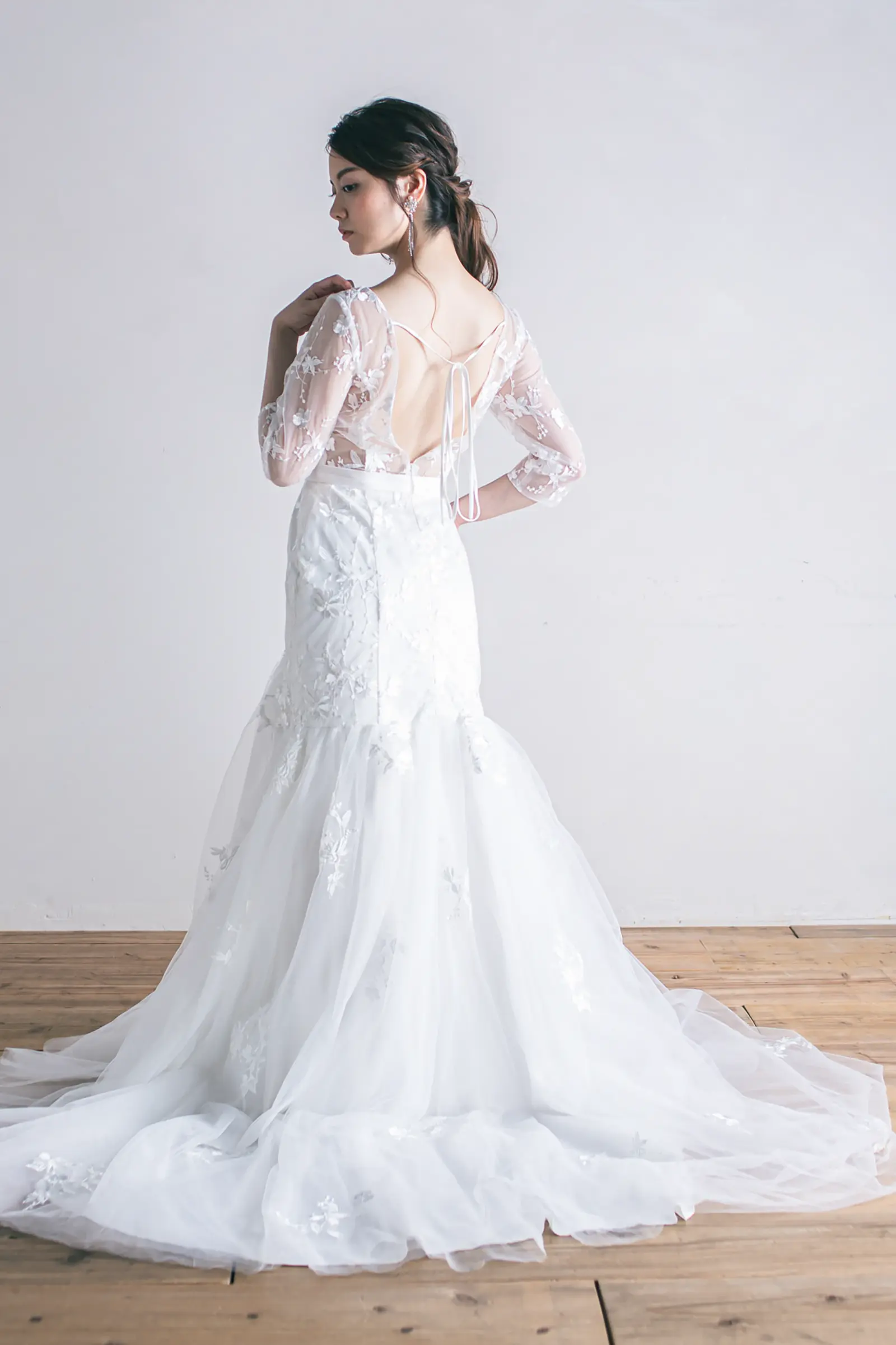 Jellish（ジェリッシュ）のファスナー仕様マーメイドドレス。屋外の光を受けてしなやかに揺れるバックスタイル。