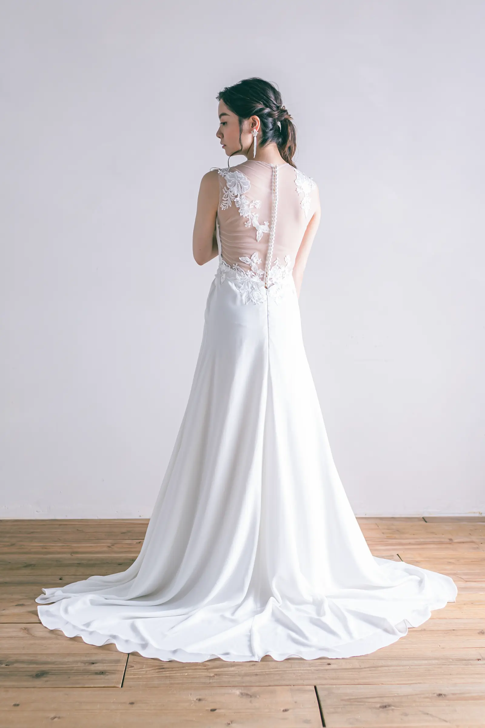 Jellish（ジェリッシュ）のファスナー仕様マーメイドドレス。チャペルや大階段で豪華に広がるチュールのバックスタイル。