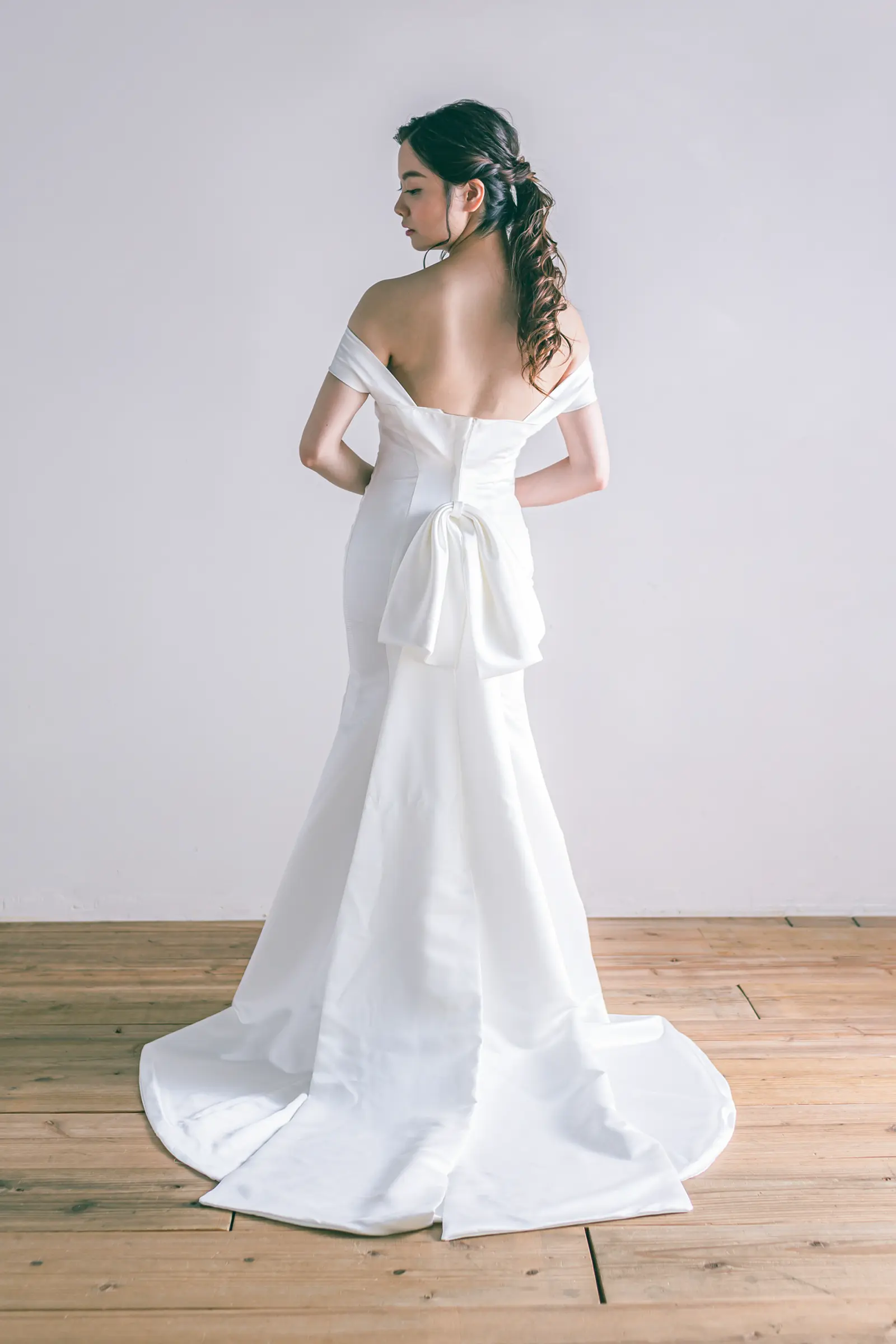 Jellish（ジェリッシュ）のファスナー仕様マーメイドドレス。チャペルや屋外で軽やかに広がるチュールのバックスタイル。