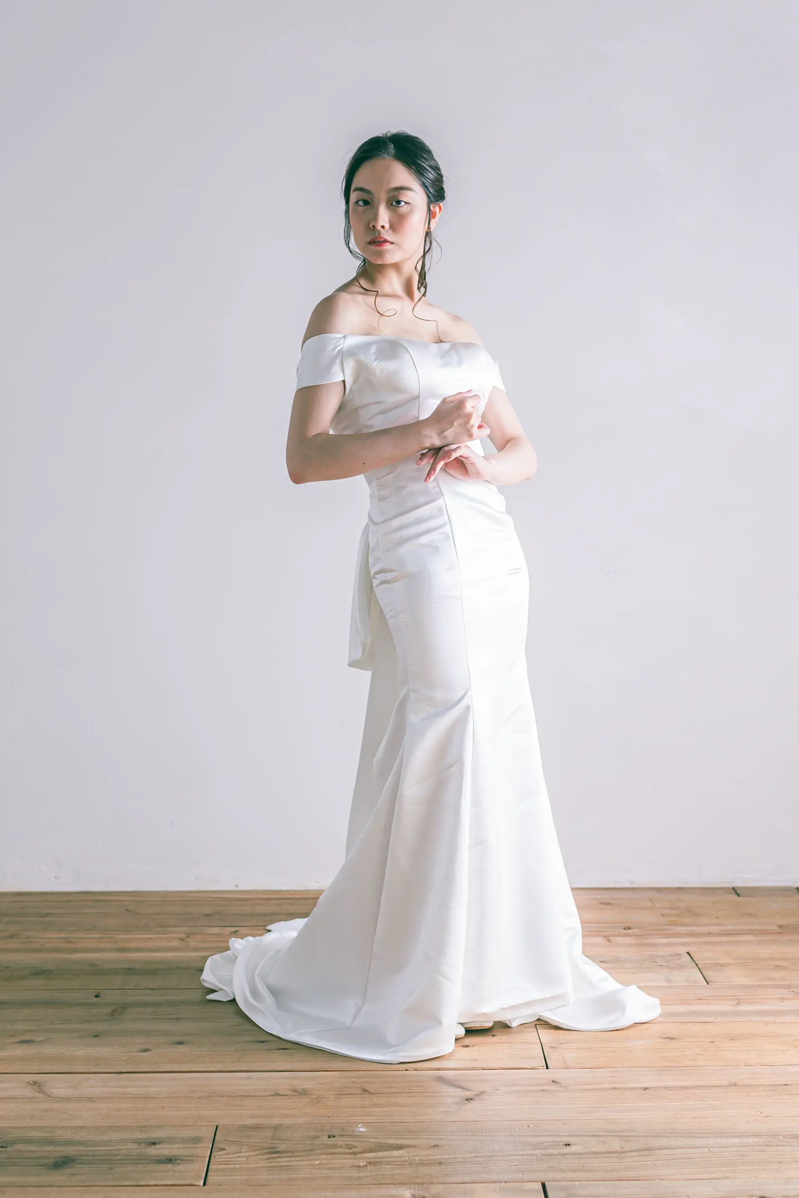 Jellish（ジェリッシュ）の小花刺繍マーメイドドレス。横浜や金沢のガーデン撮影に映える、可憐なフロントスタイル。