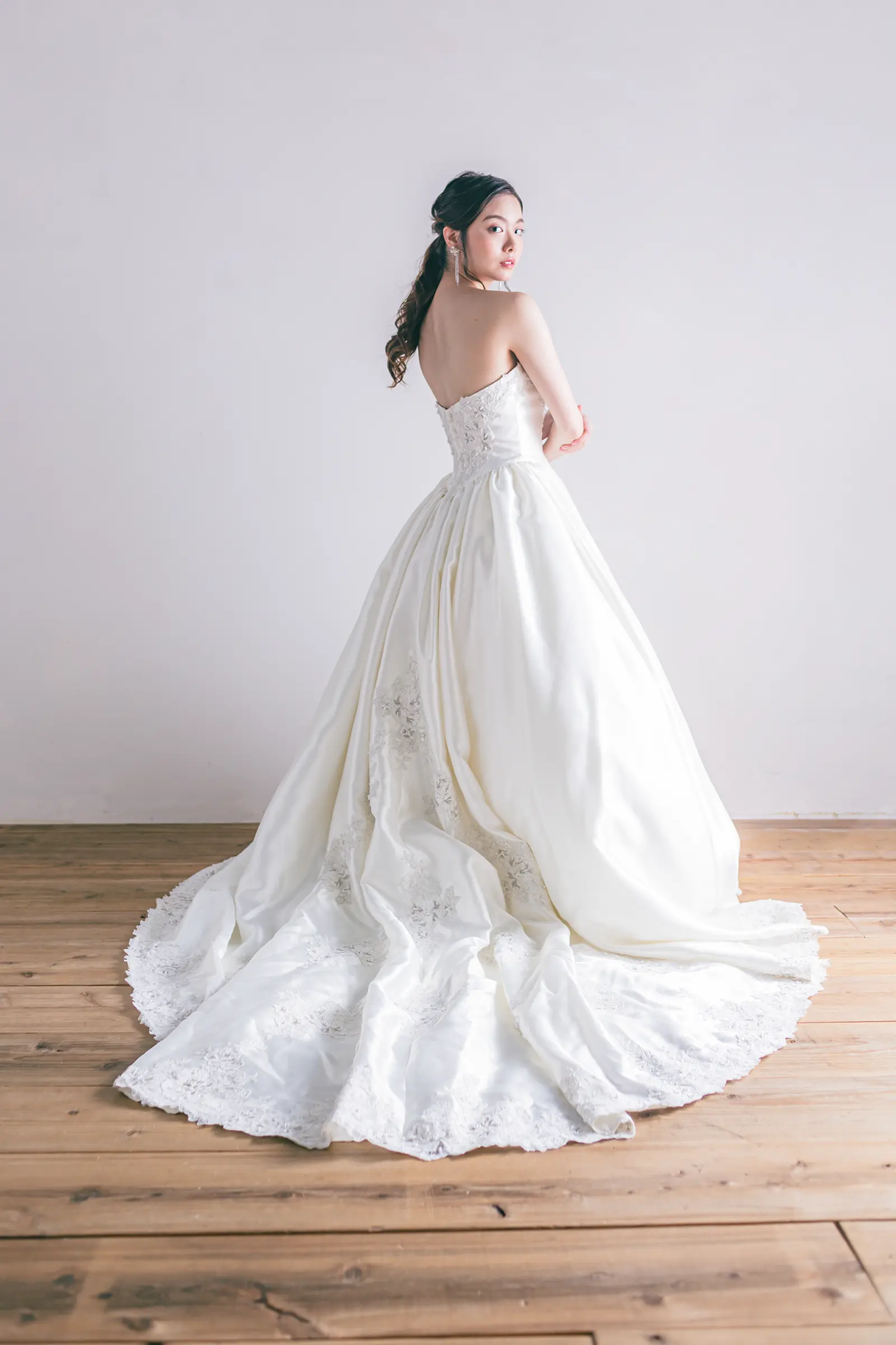 Jellish（ジェリッシュ）のカットワークレースドレス。チャペルや階段で裾のレースが美しく広がるバックスタイル。