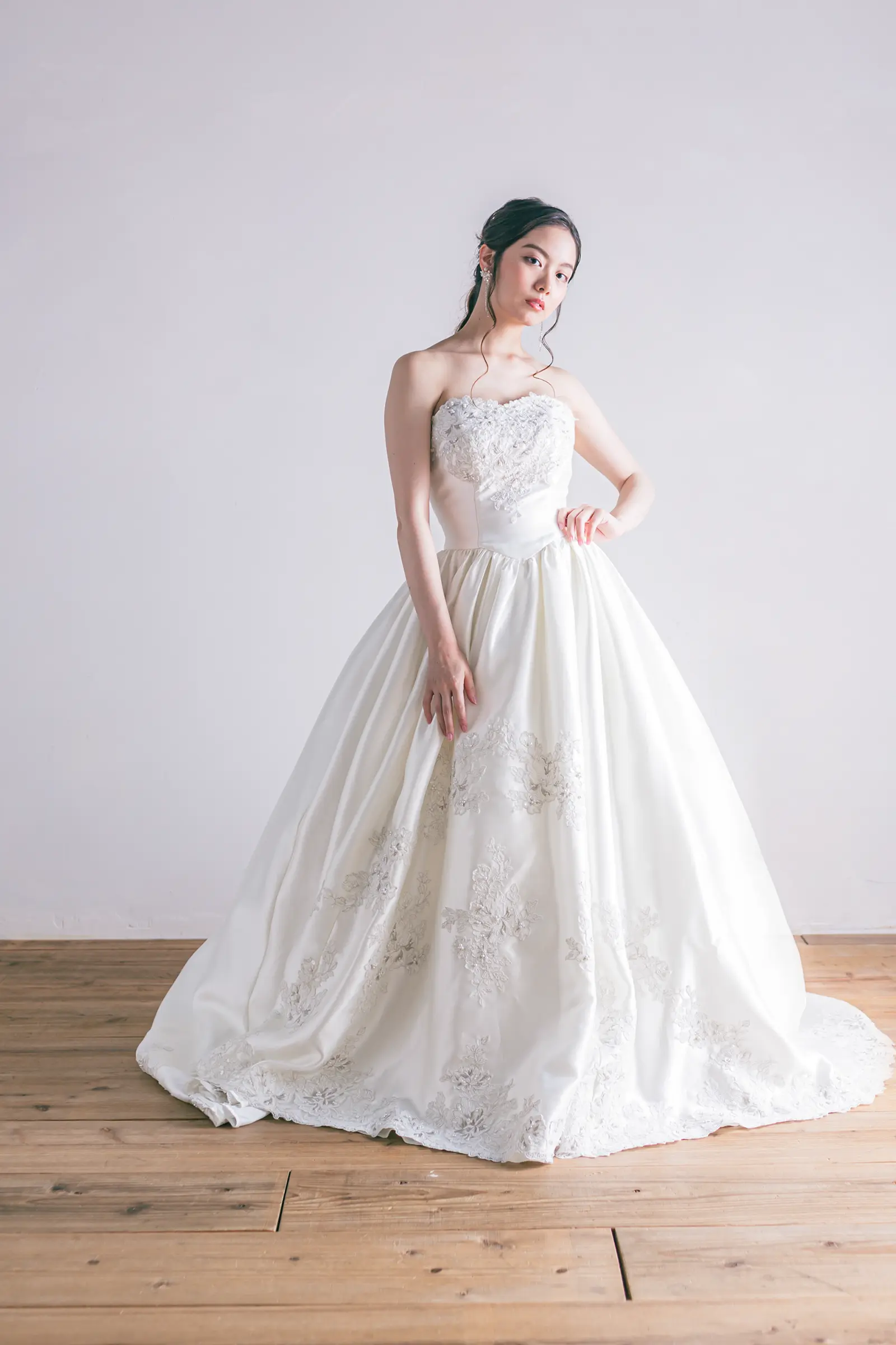 Jellish（ジェリッシュ）**のサテンプリンセスドレス。横浜や金沢の洋館に映える、カットワークレースが美しいフロントスタイル。