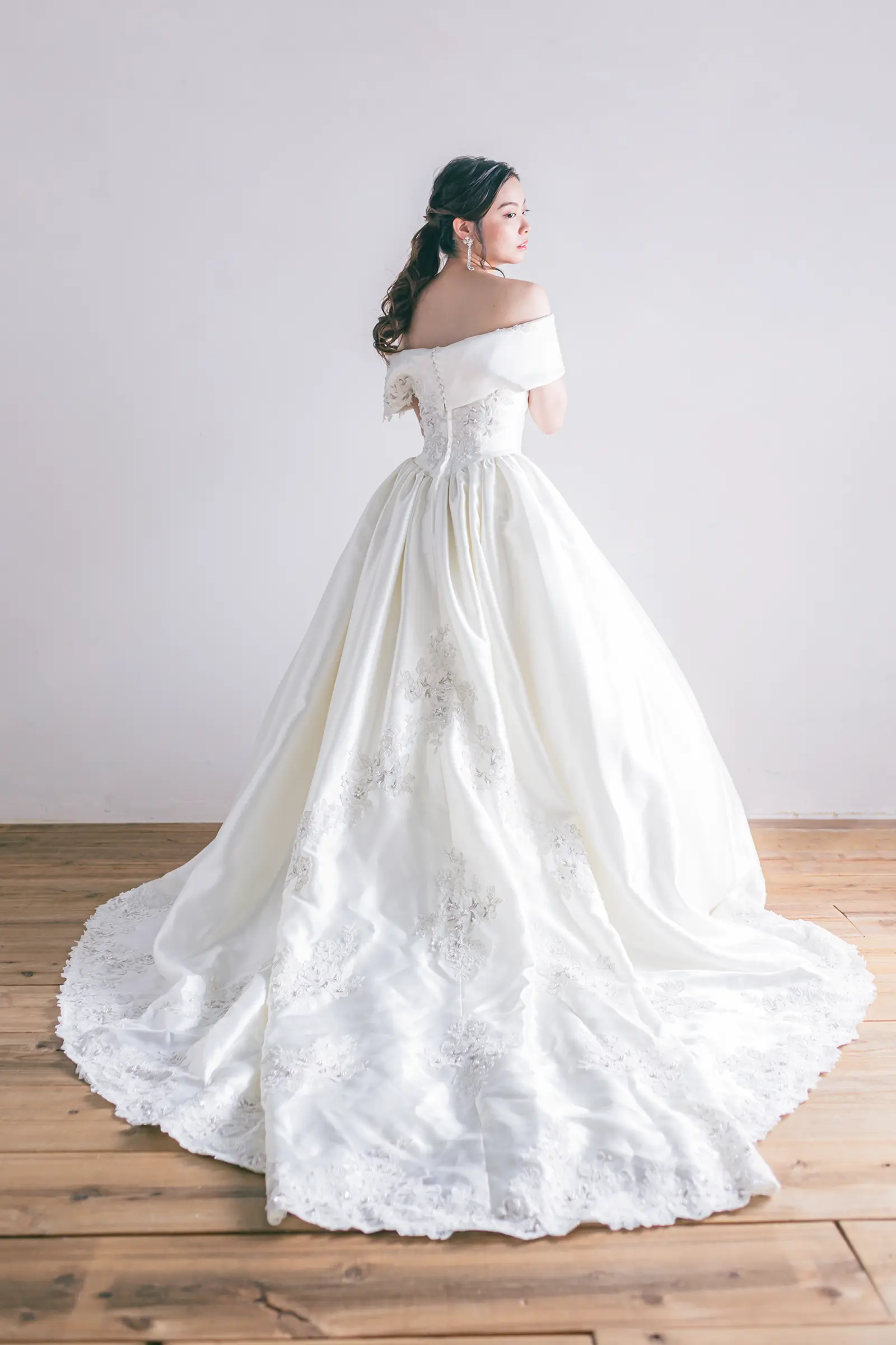 Jellish（ジェリッシュ）のロールカラー付きプリンセスドレス。洋館やチャペルに映える、気品あるバックスタイル。