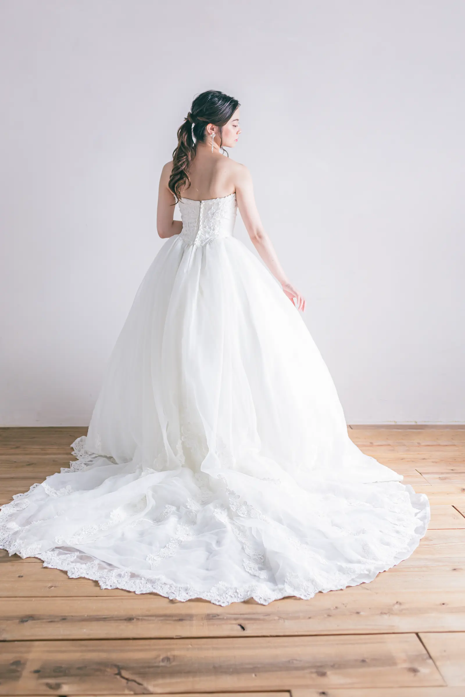 Jellish（ジェリッシュ）の編み上げプリンセスドレス。ガーデンやチャペルでふんわりと広がるバックスタイル。