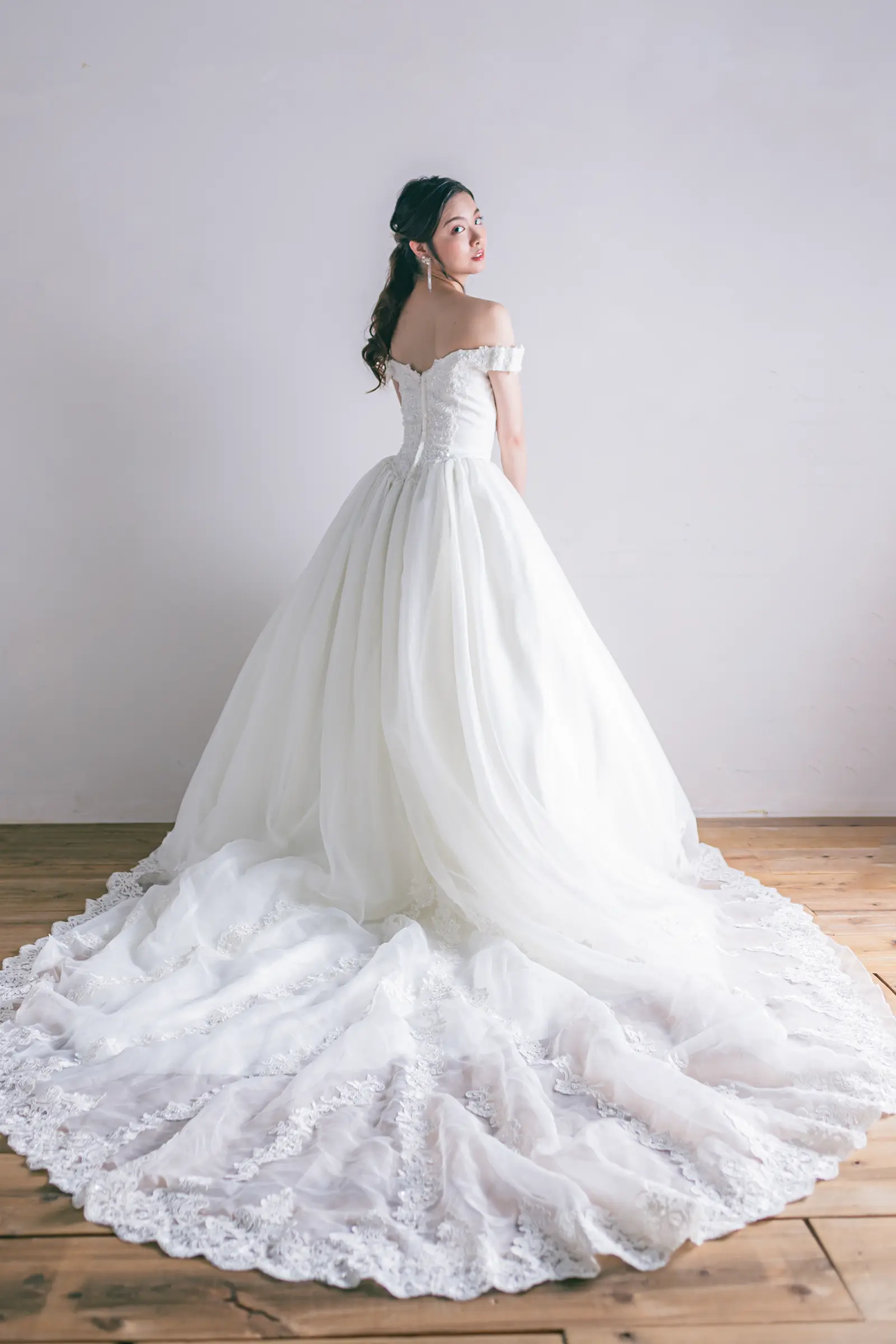 Jellish（ジェリッシュ）の編み上げプリンセスドレス。ガーデンやチャペルでふんわりと広がるバックスタイル。