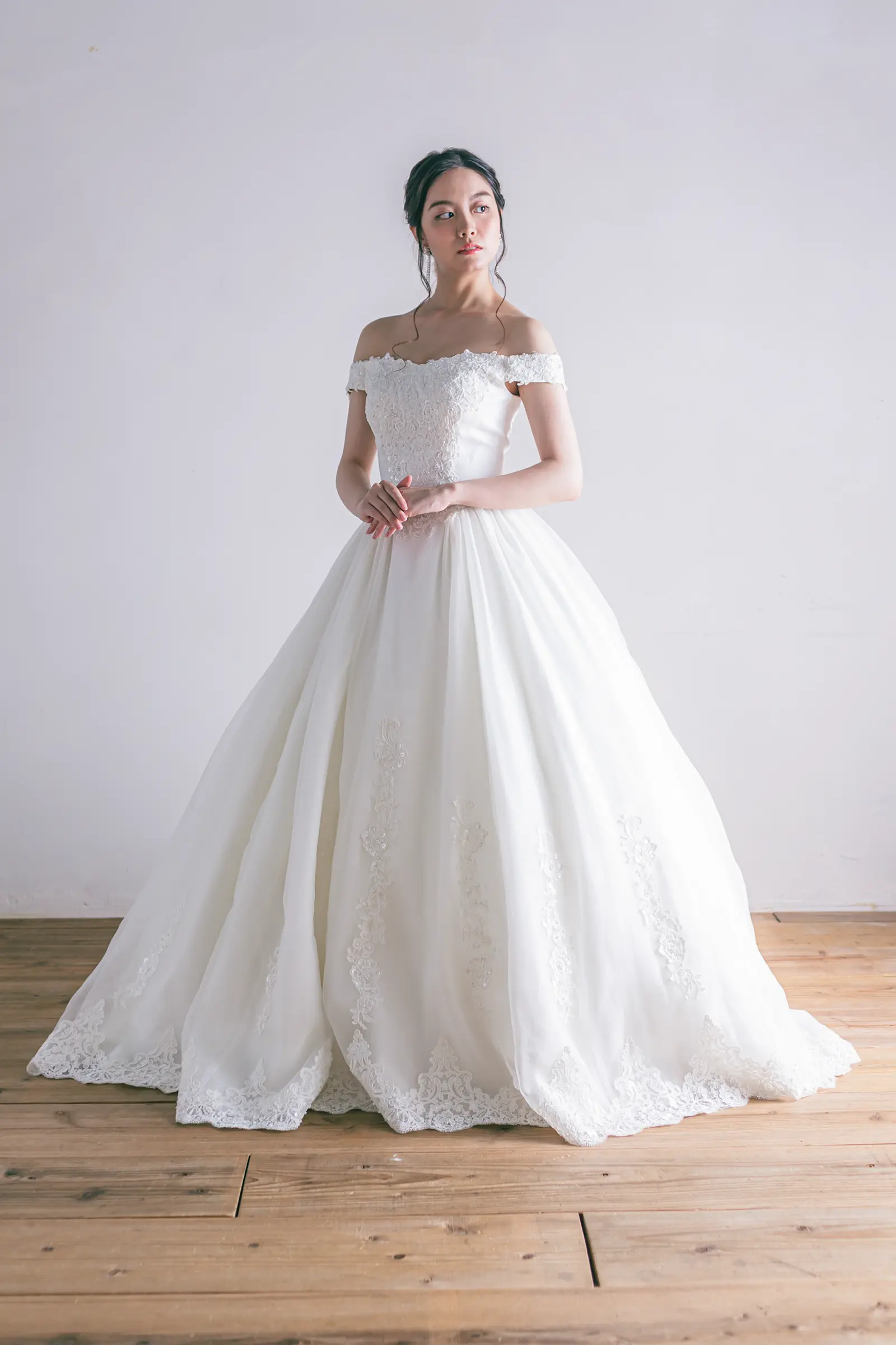 Jellish（ジェリッシュ）の刺繍チュールドレス。横浜や金沢の洋館に映える、ボリューム感あるフロントスタイル。