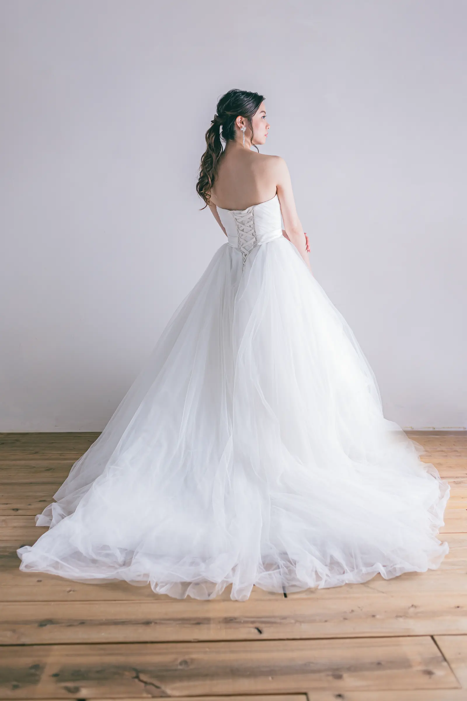 Jellish（ジェリッシュ）の編み上げプリンセスドレス。チャペルやガーデンで軽やかに広がるバックスタイル。