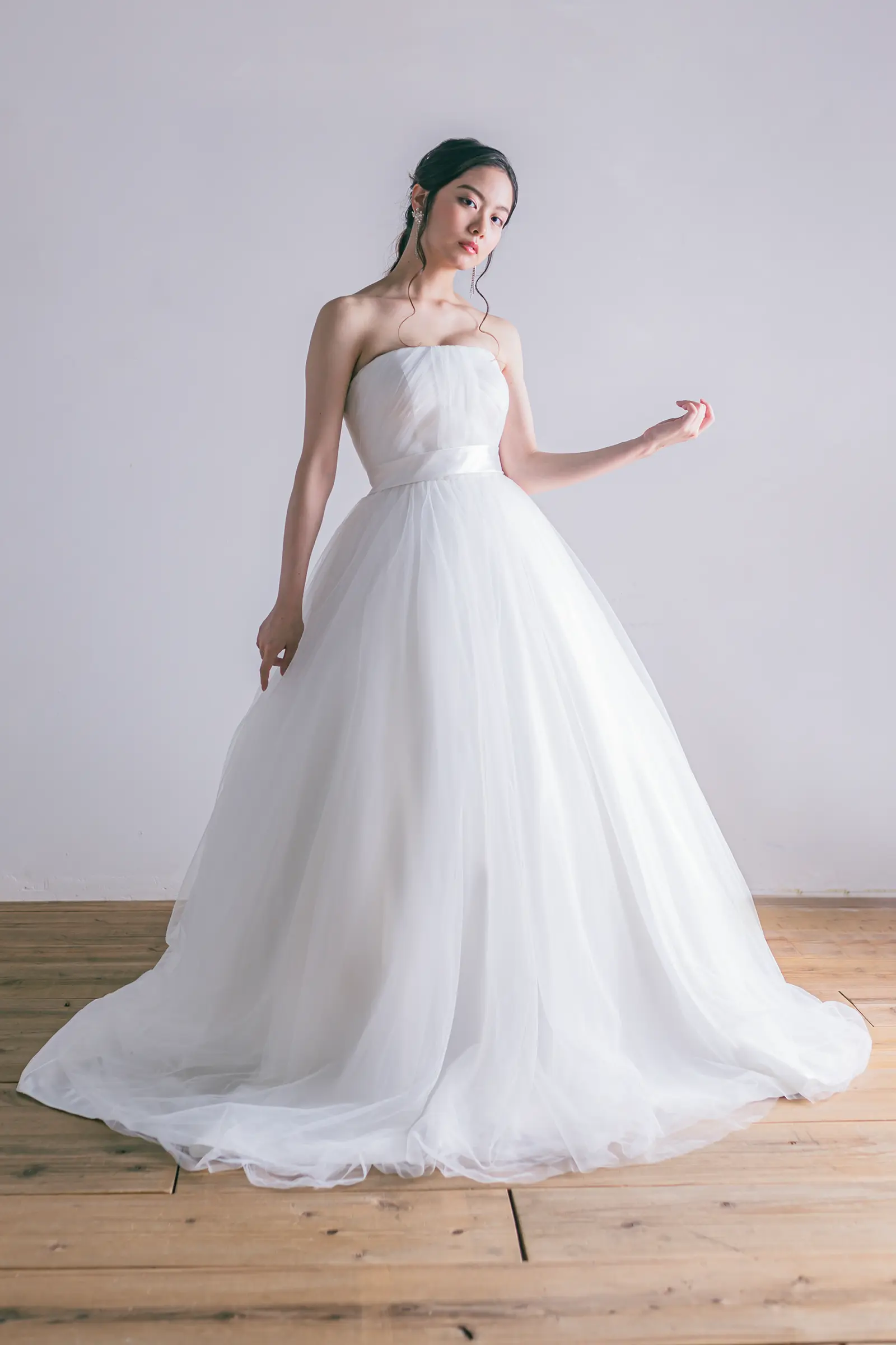 Jellish（ジェリッシュ）の刺繍チュールドレス。横浜や金沢の洋館に映える、ボリュームあるフロントスタイル。