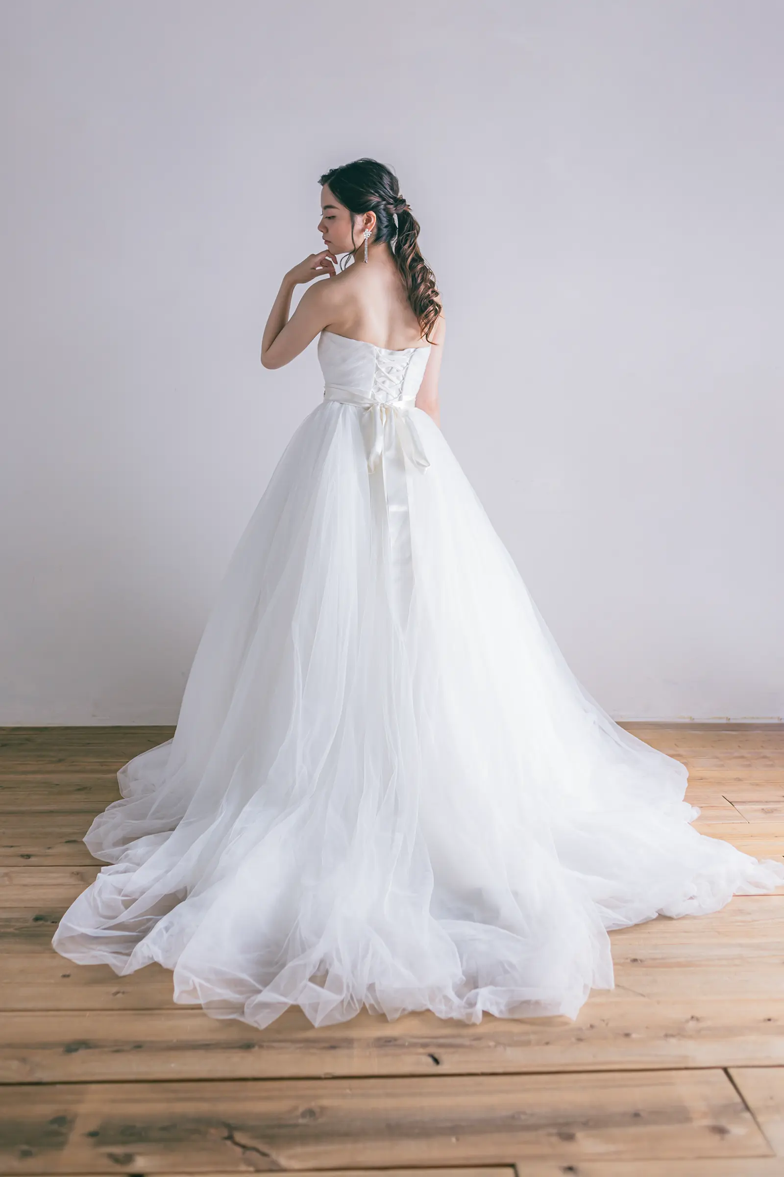 Jellish（ジェリッシュ）の編み上げプリンセスドレス。チャペルやガーデンで軽やかに広がるバックスタイル。