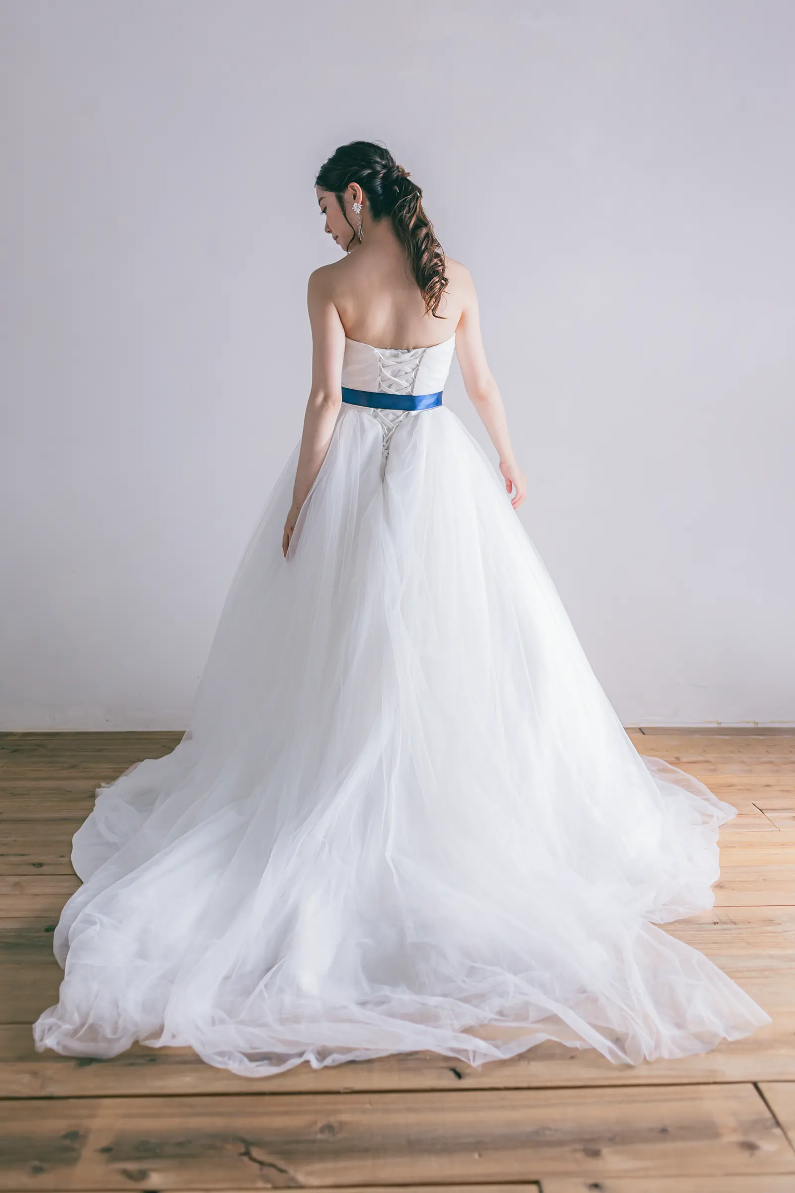 Jellish（ジェリッシュ）のバックリボンアレンジ。ロケーション撮影でアクセントになるネイビーのリボン。