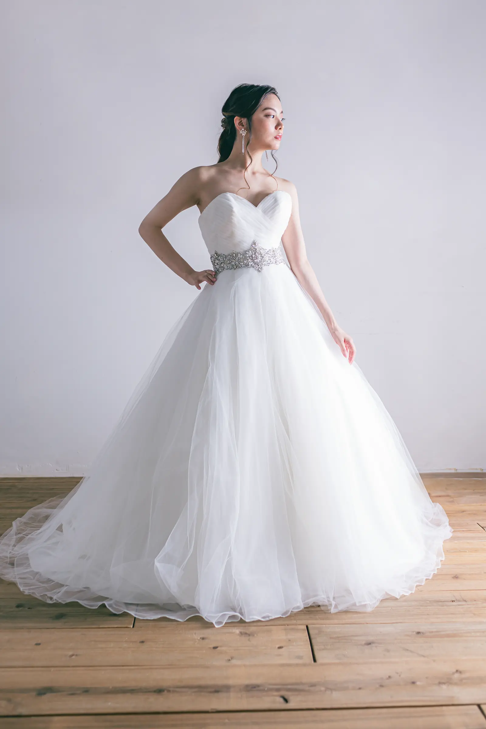 Jellish（ジェリッシュ）の刺繍チュールドレス。横浜や金沢の洋館に映える、ボリュームあるプリンセスラインのフロントスタイル。