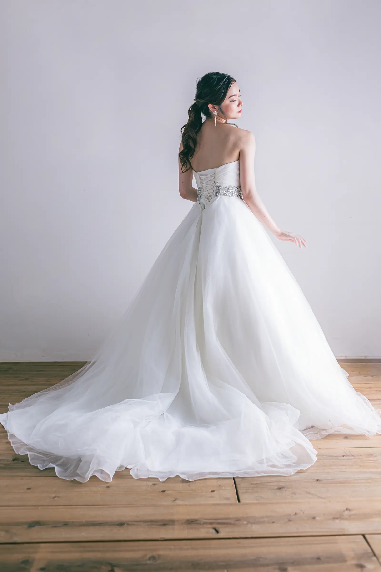 Jellish（ジェリッシュ）の編み上げプリンセスドレス。チャペルや階段でふんわりと広がるバックスタイル。