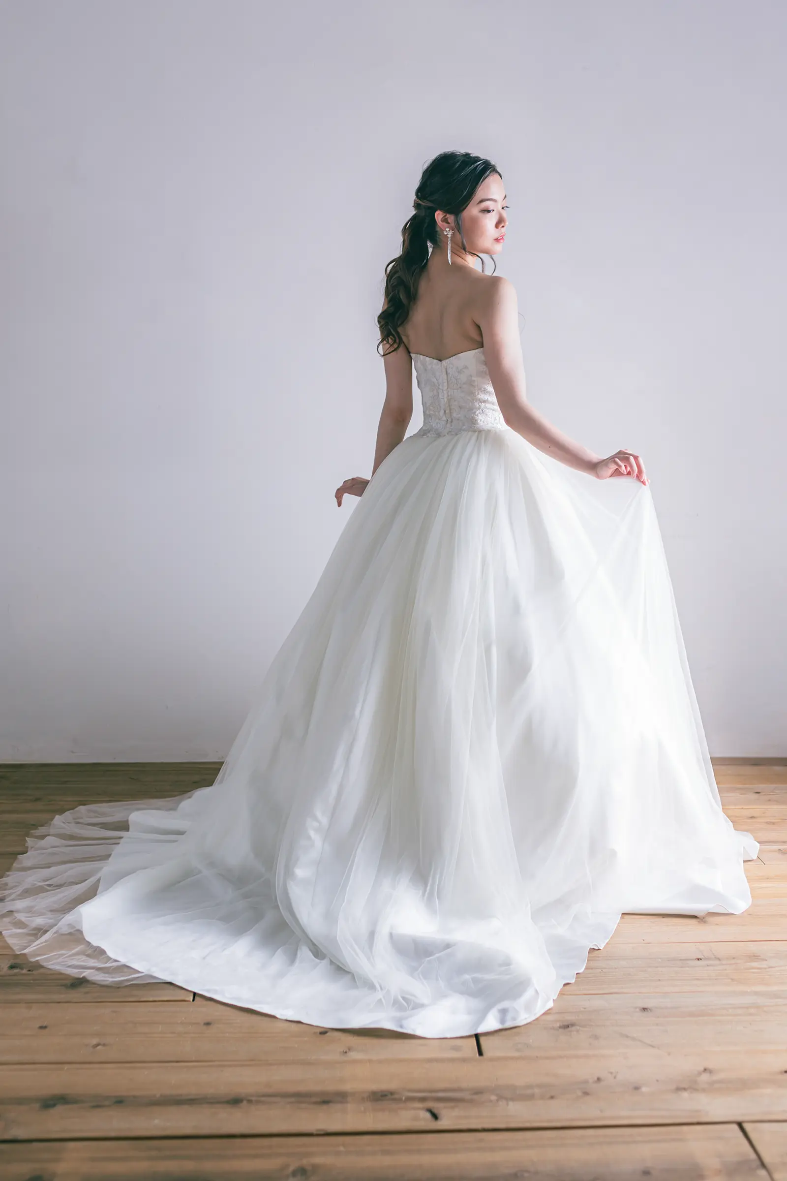 Jellish（ジェリッシュ）のファスナー仕様プリンセスドレス。チャペルやガーデンでふんわりと広がるバックスタイル。