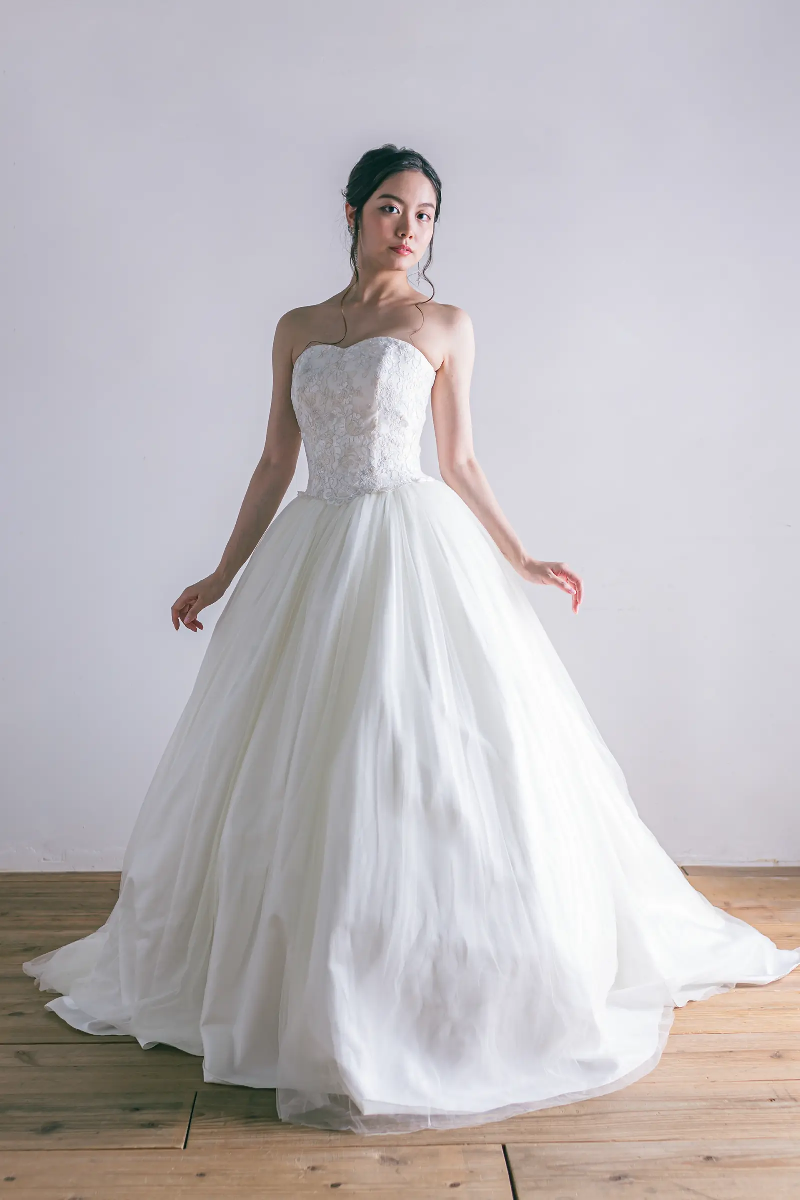 Jellish（ジェリッシュ）の刺繍チュールドレス。横浜や金沢の洋館に映える、可憐で華やかなフロントスタイル。