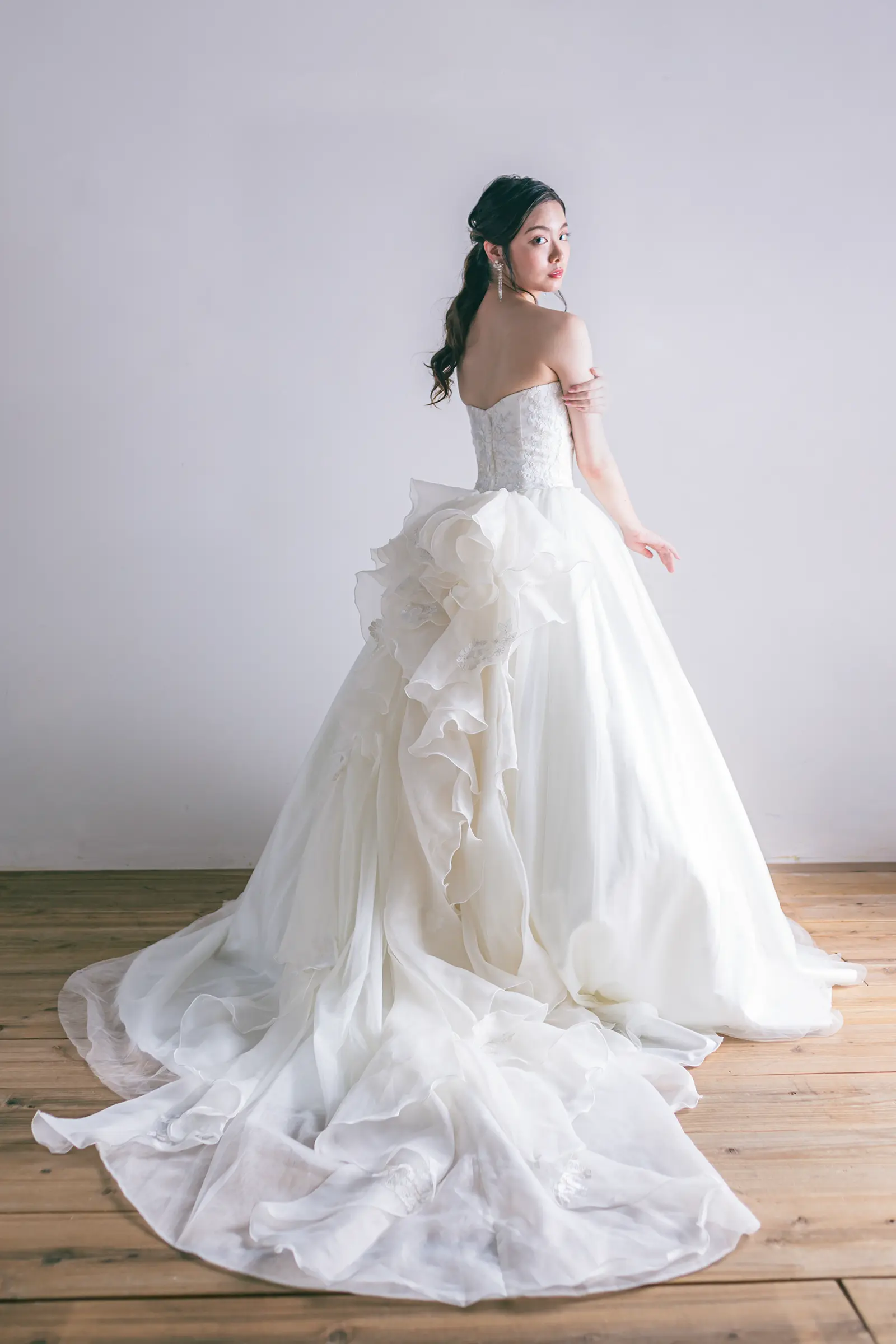 Jellish（ジェリッシュ）のロングトレーン付きドレス。大階段やチャペルに映える、ドラマチックな後ろ姿。