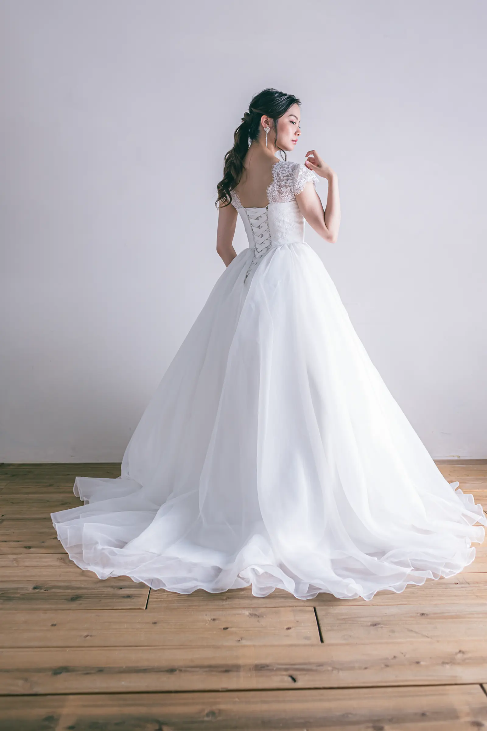 Jellish（ジェリッシュ）の編み上げプリンセスドレス。チャペルや大階段で美しく広がるバックスタイル。