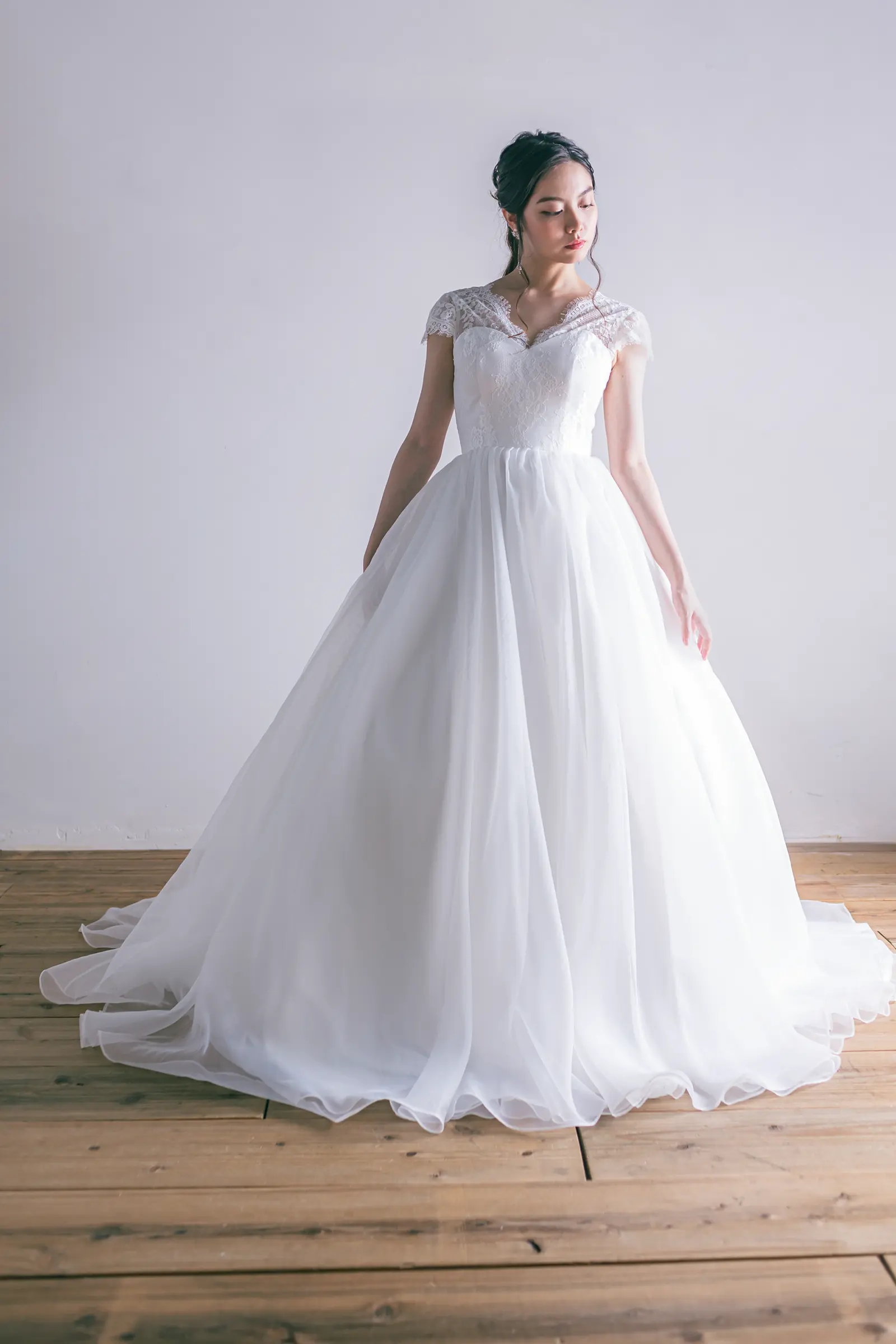 Jellish（ジェリッシュ）のビジュー刺繍チュールドレス。横浜や金沢の洋館に映える、豪華なフロントスタイル。