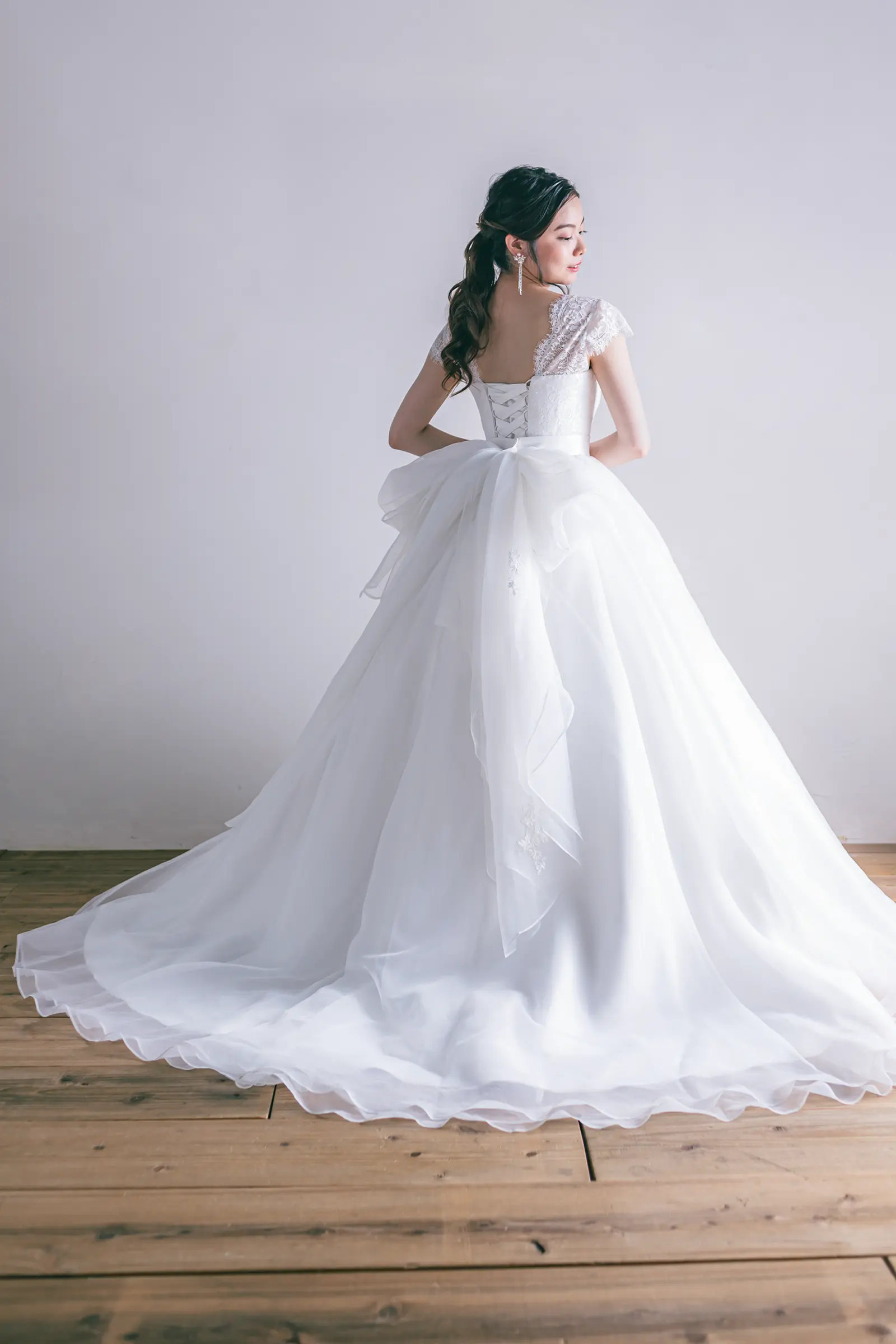 Jellish（ジェリッシュ）のバックリボン付きドレス。洋館やリゾート撮影で目を引く、大きなリボンの後ろ姿。