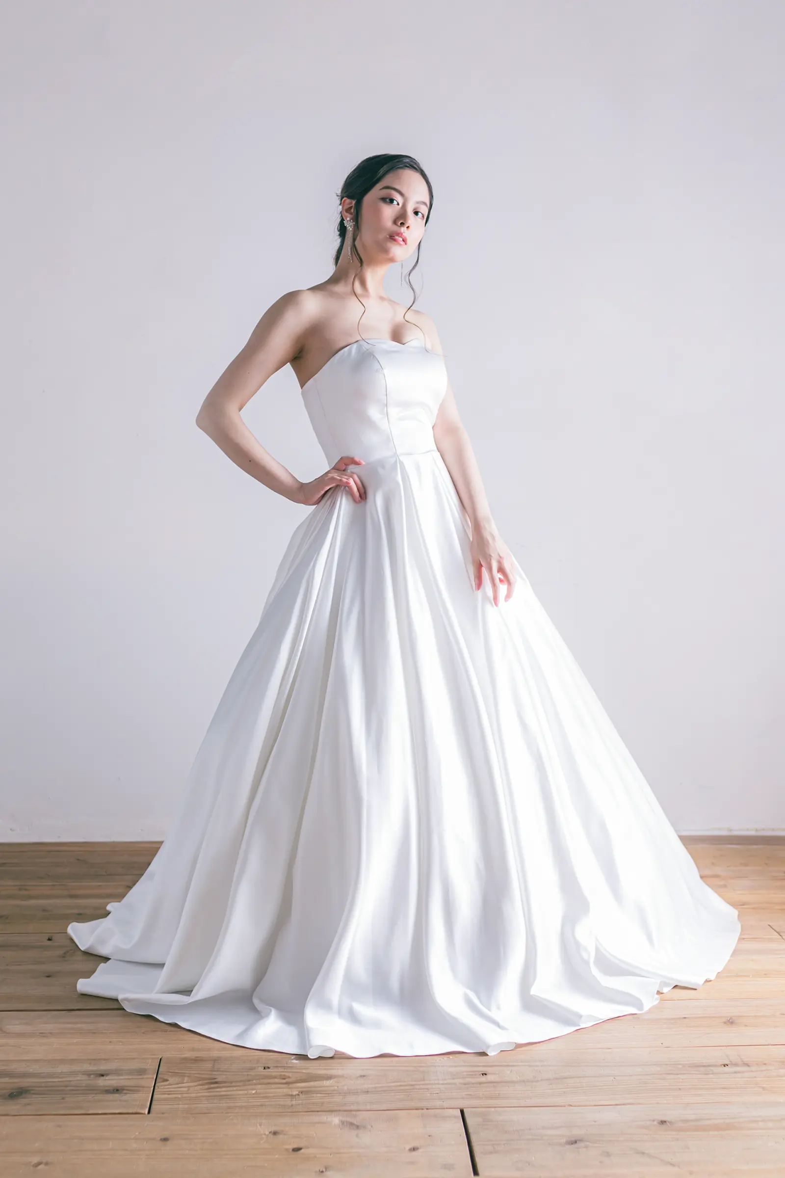 Jellish（ジェリッシュ）のサテンプリンセスドレス。横浜や金沢の洋館に映える、シンプルで気品あるフロントスタイル。