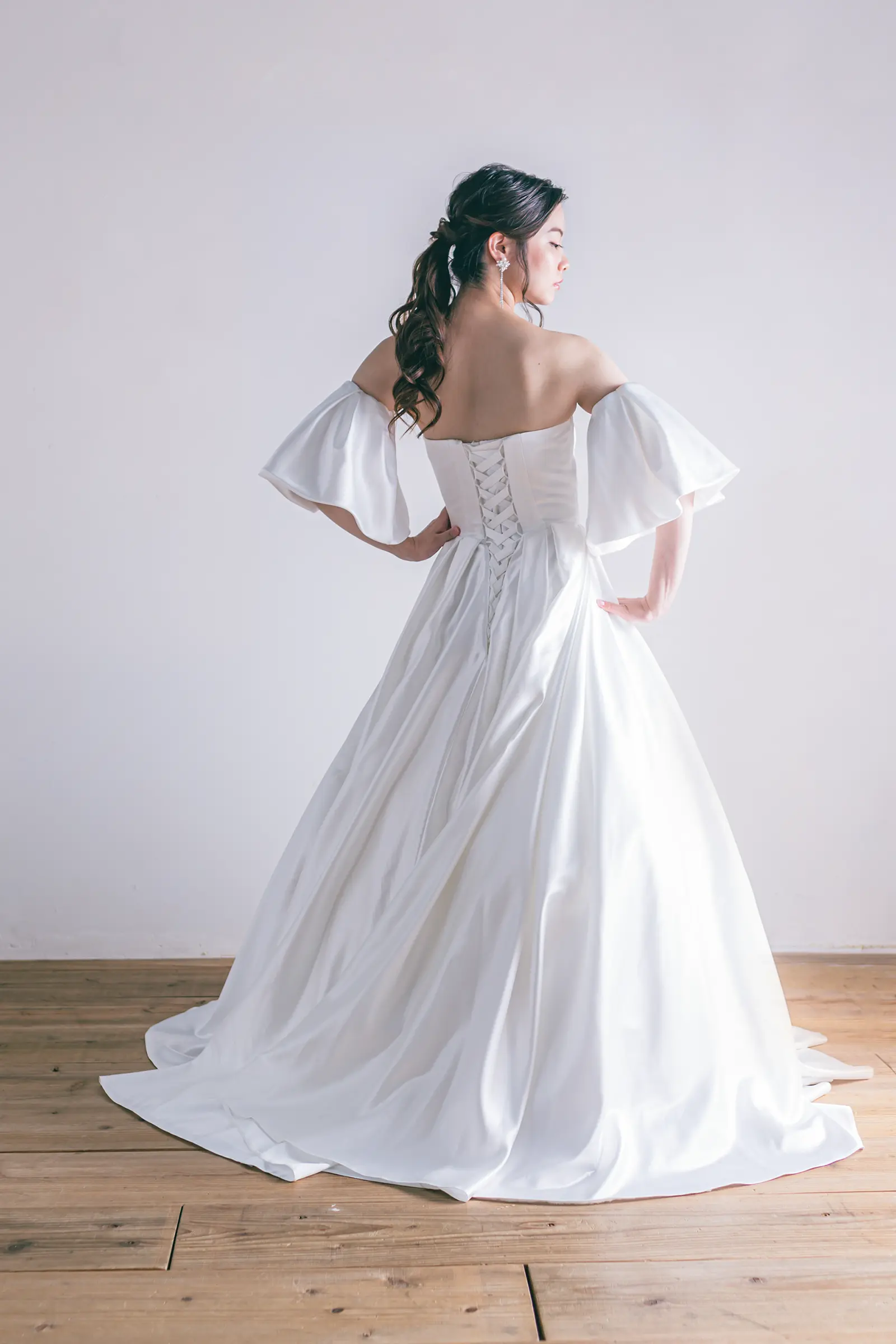 Jellish（ジェリッシュ）のサテンショール装着時の後ろ姿。洋館やチャペルに馴染む、モダンで洗練された装い。