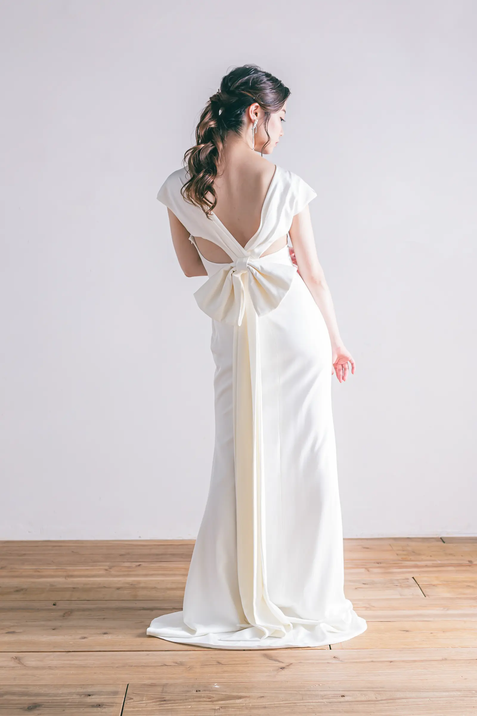 Jellish（ジェリッシュ）のバックリボンドレス。背中の大胆なカットと立体的なリボンが印象的なバックスタイル。