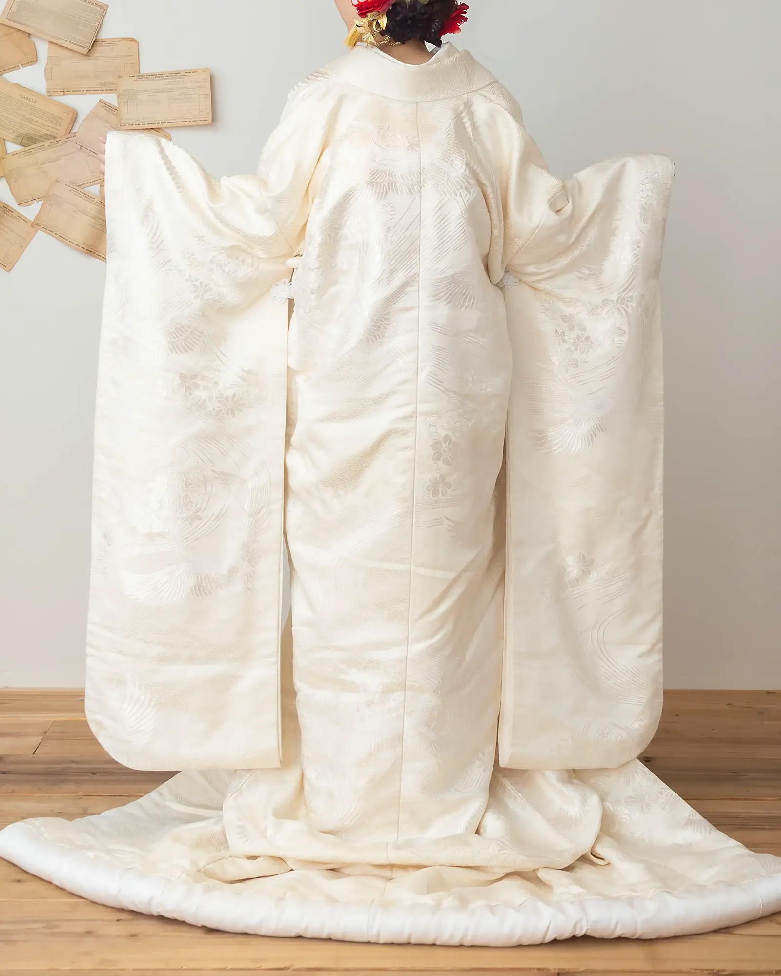 白無垢のバックショット。鶴と松竹梅の刺繍が美しい後ろ姿。前撮り・フォトウェディングに。