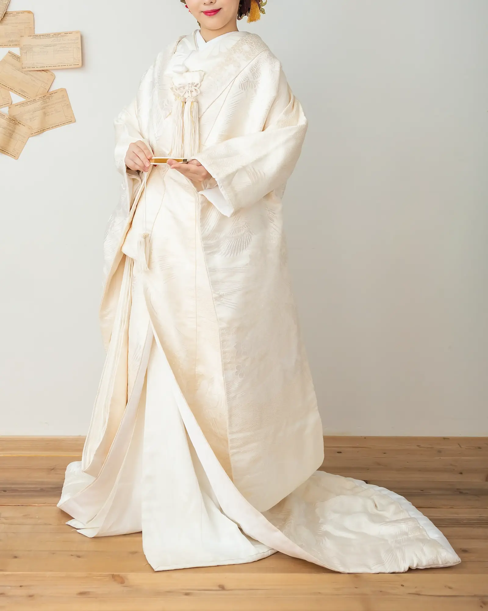 白無垢のフロントショット。伝統的な柄を纏う清楚な花嫁姿。フォトウェディングに。