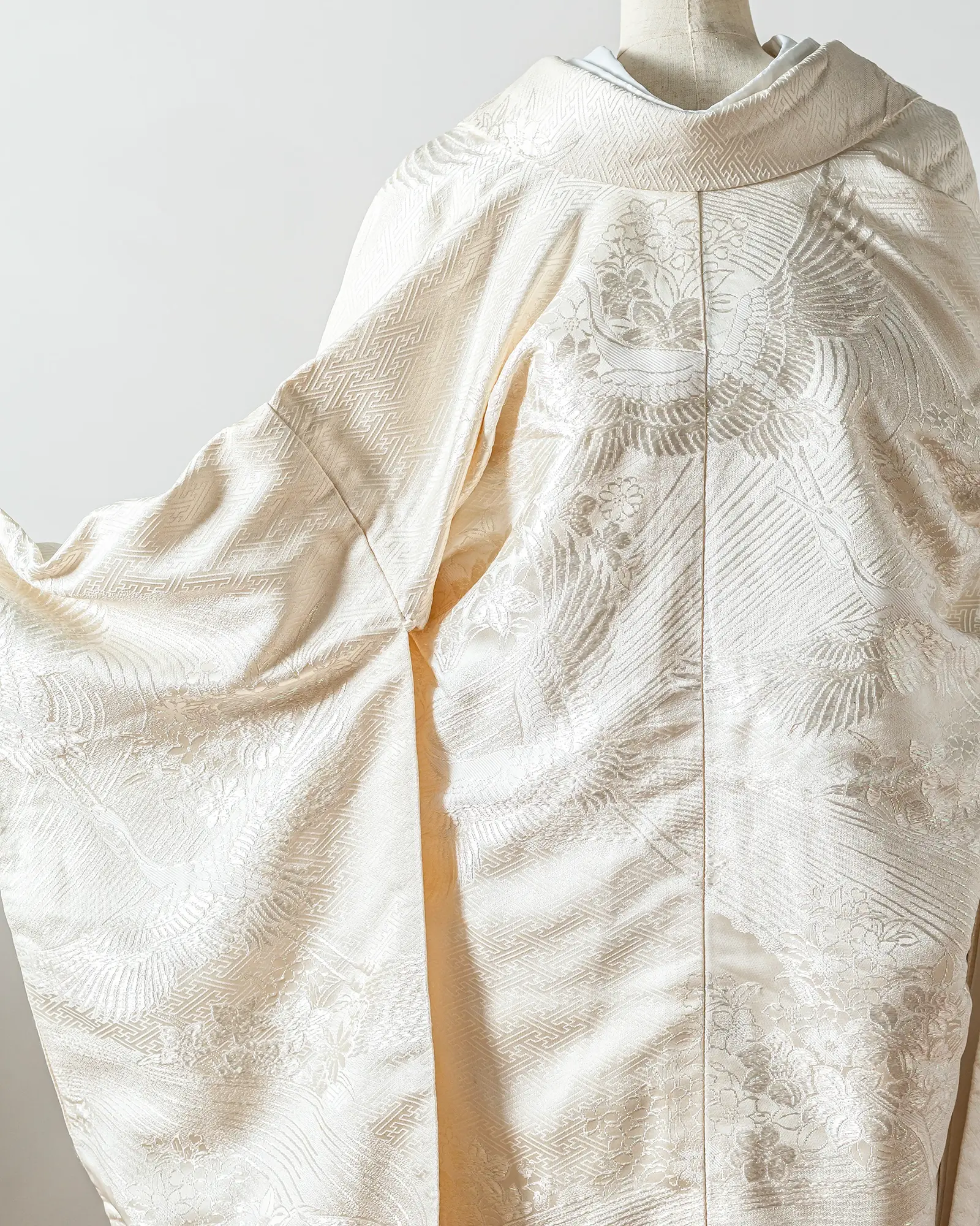 白無垢の刺繍アップ。大胆に羽ばたく鶴の刺繍。自分らしい今の花嫁姿を表現する一着。