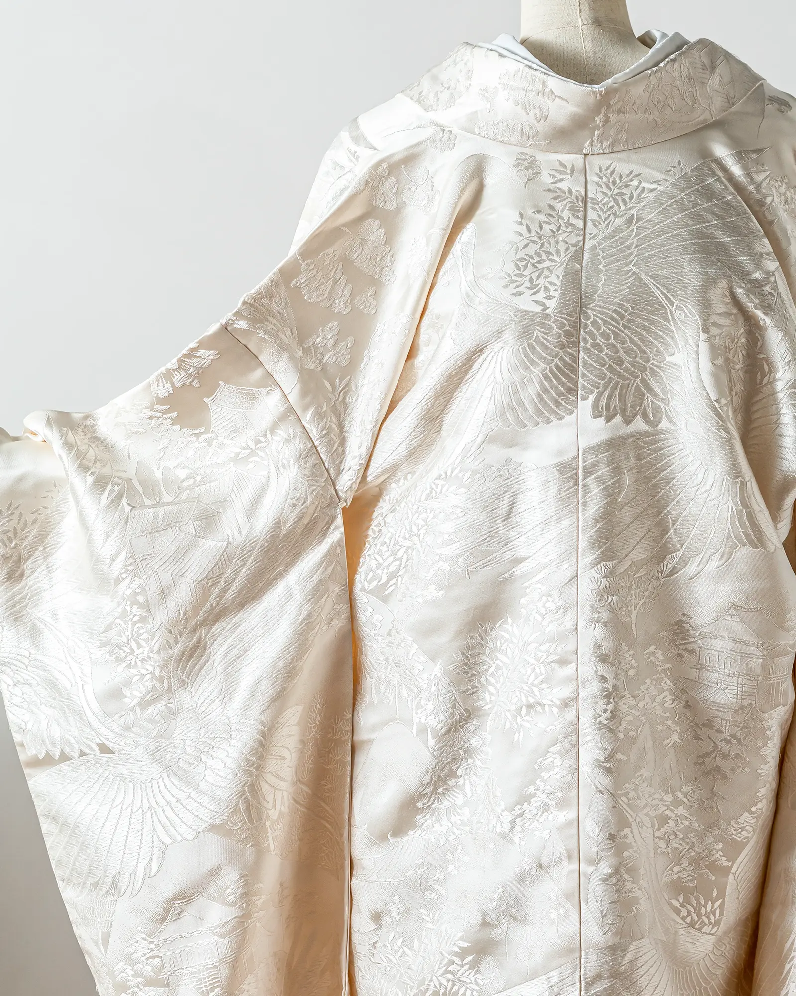 白無垢の刺繍アップ。鶴と草木の自然な調和。前撮り・フォトウェディングの和装スタイル。