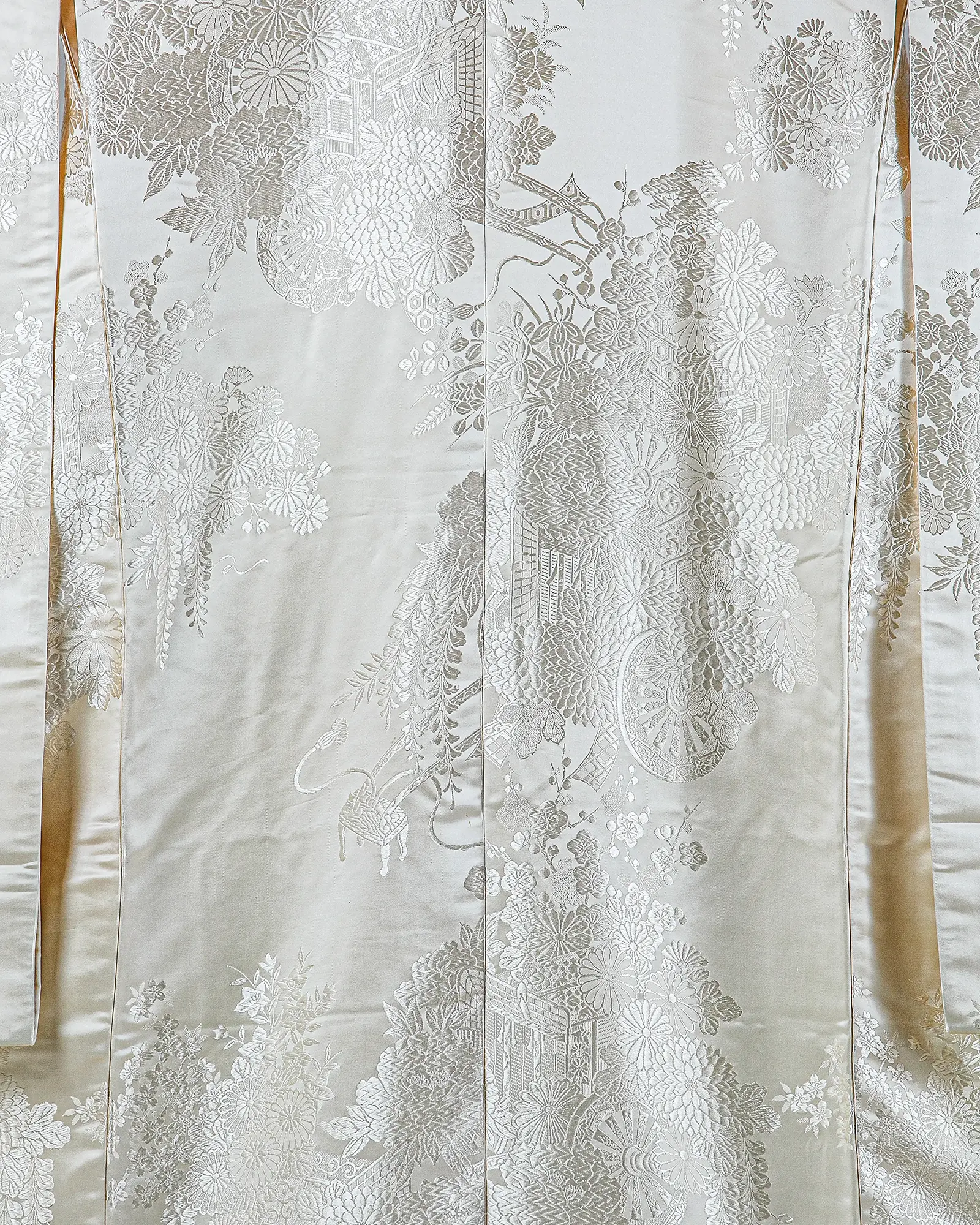 白無垢の刺繍アップ。可憐な花車の地紋。フォトウェディングで愛らしい花嫁姿を。