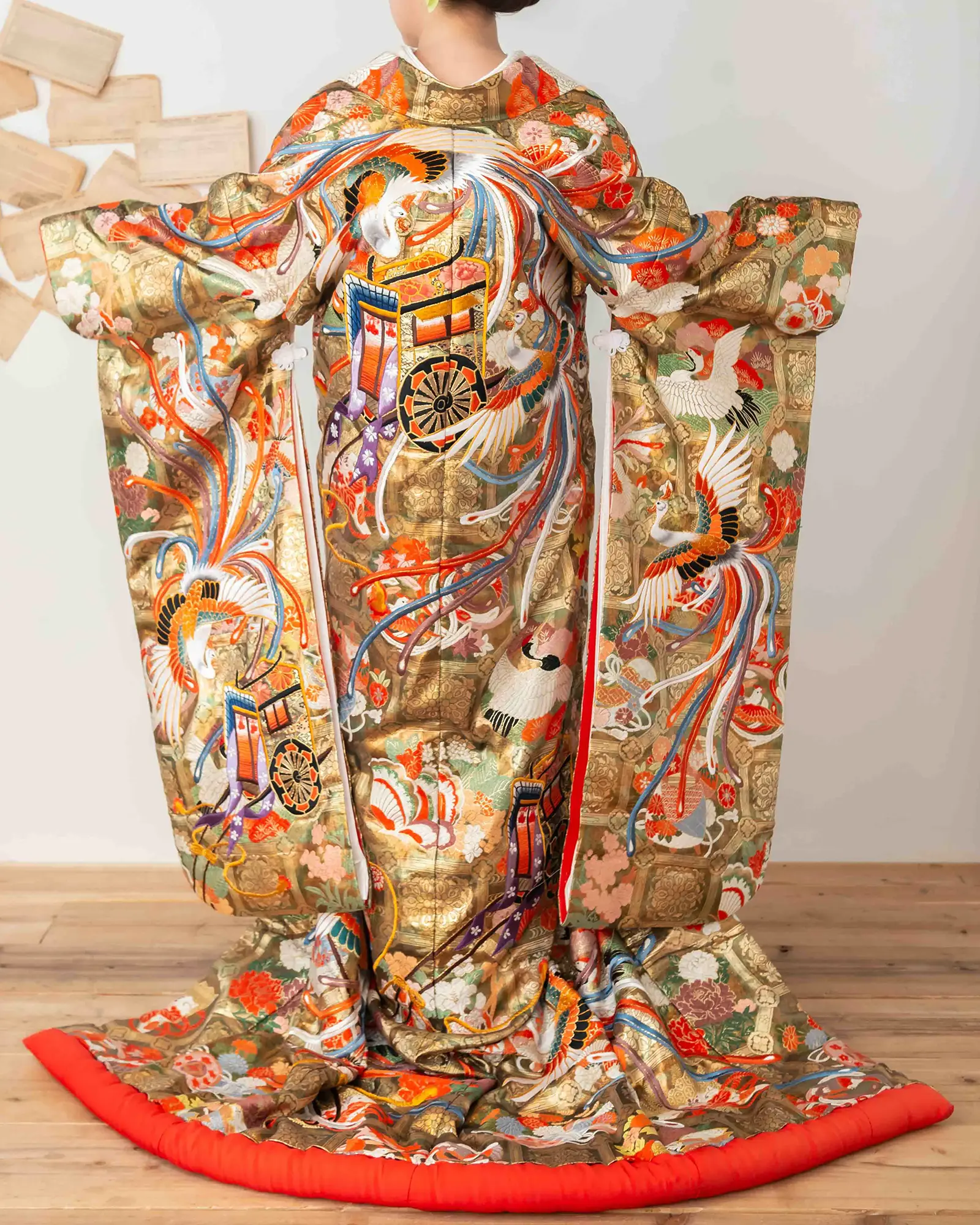 色打掛の後ろ姿。色鮮やかな刺繍が豪華な打掛。前撮り・フォトウェディングに。